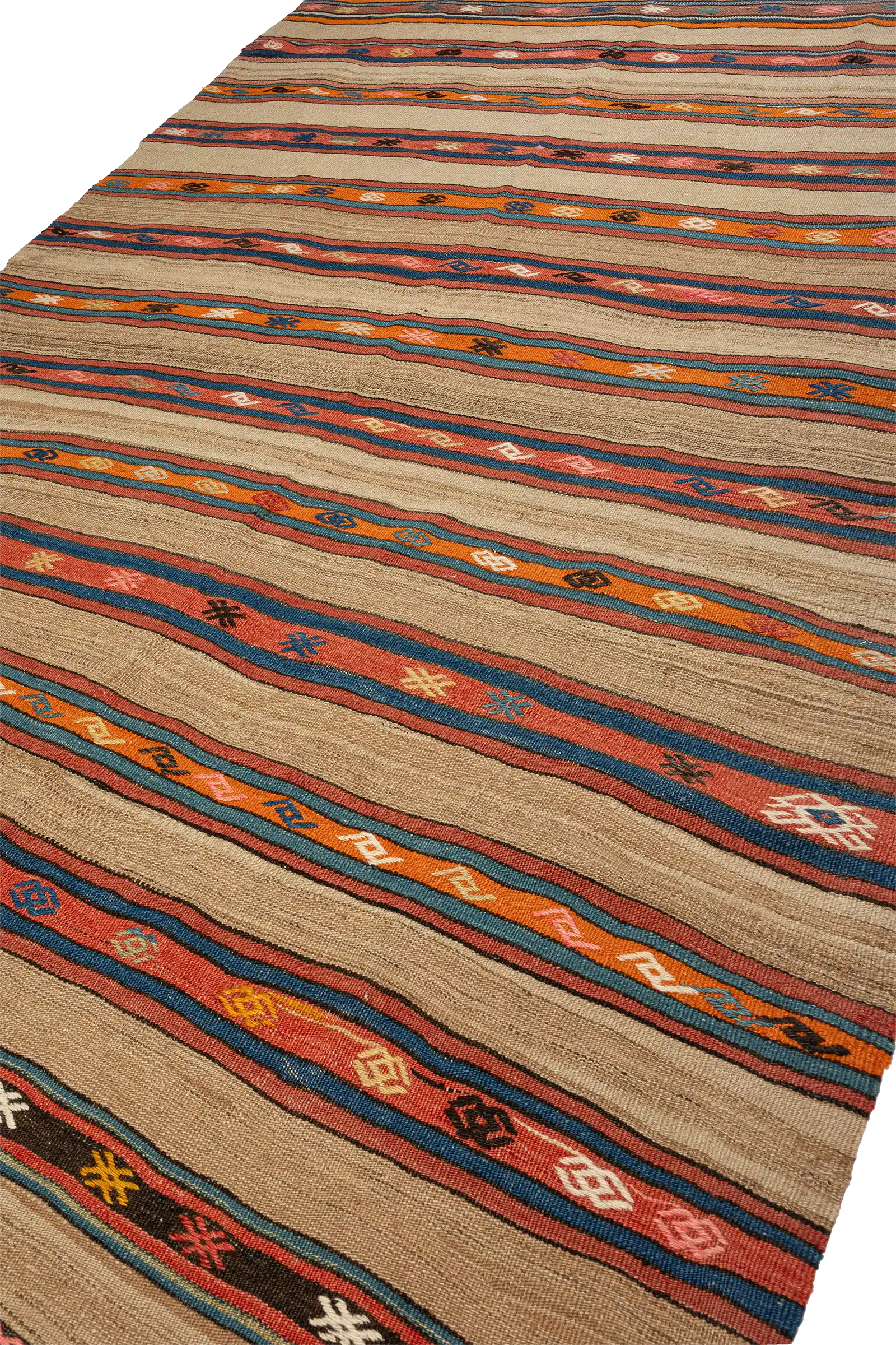 Schräge Seitenansicht des Kelims – wechselnde Streifenbreiten und Farbzonen, starke Kontraste zwischen hellem Grund und eingewebten Elementen in Blau, Rot und Orange