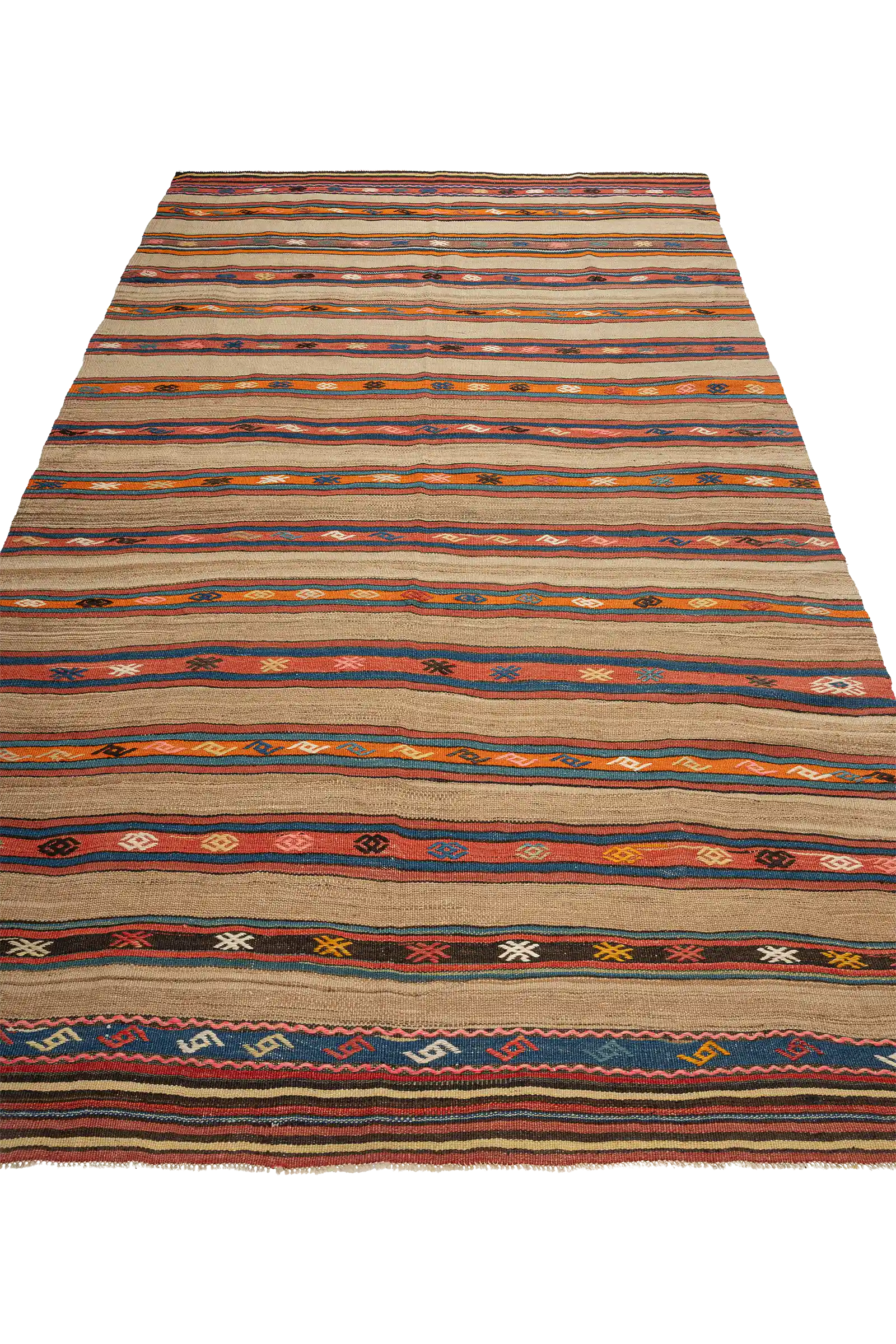 Perspektivische Ansicht – wellig verlaufende, horizontale Farbstreifen mit lebendigen Akzentfarben auf naturbelassener brauner Fläche; leichten Höhenunterschiede in der Struktur sichtbar