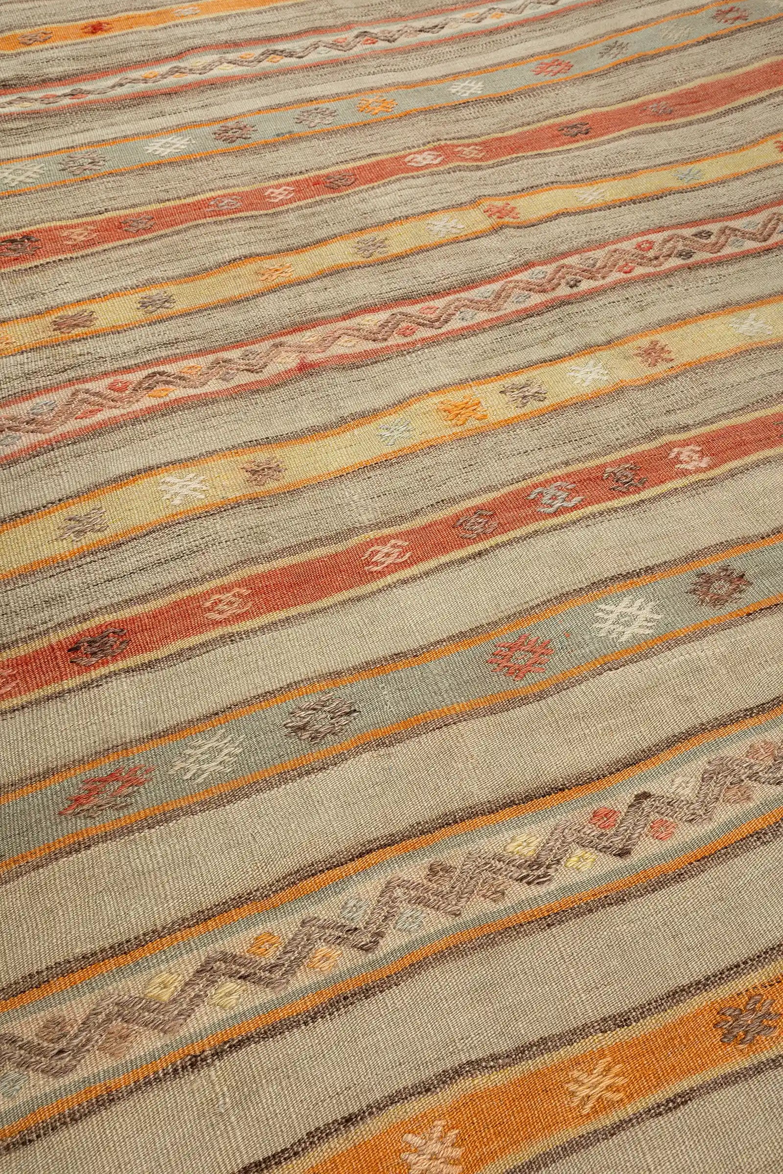 Nahaufnahme der Symbolik im Teppich, darunter Pıtrak (Klette) und Göz (Auge)