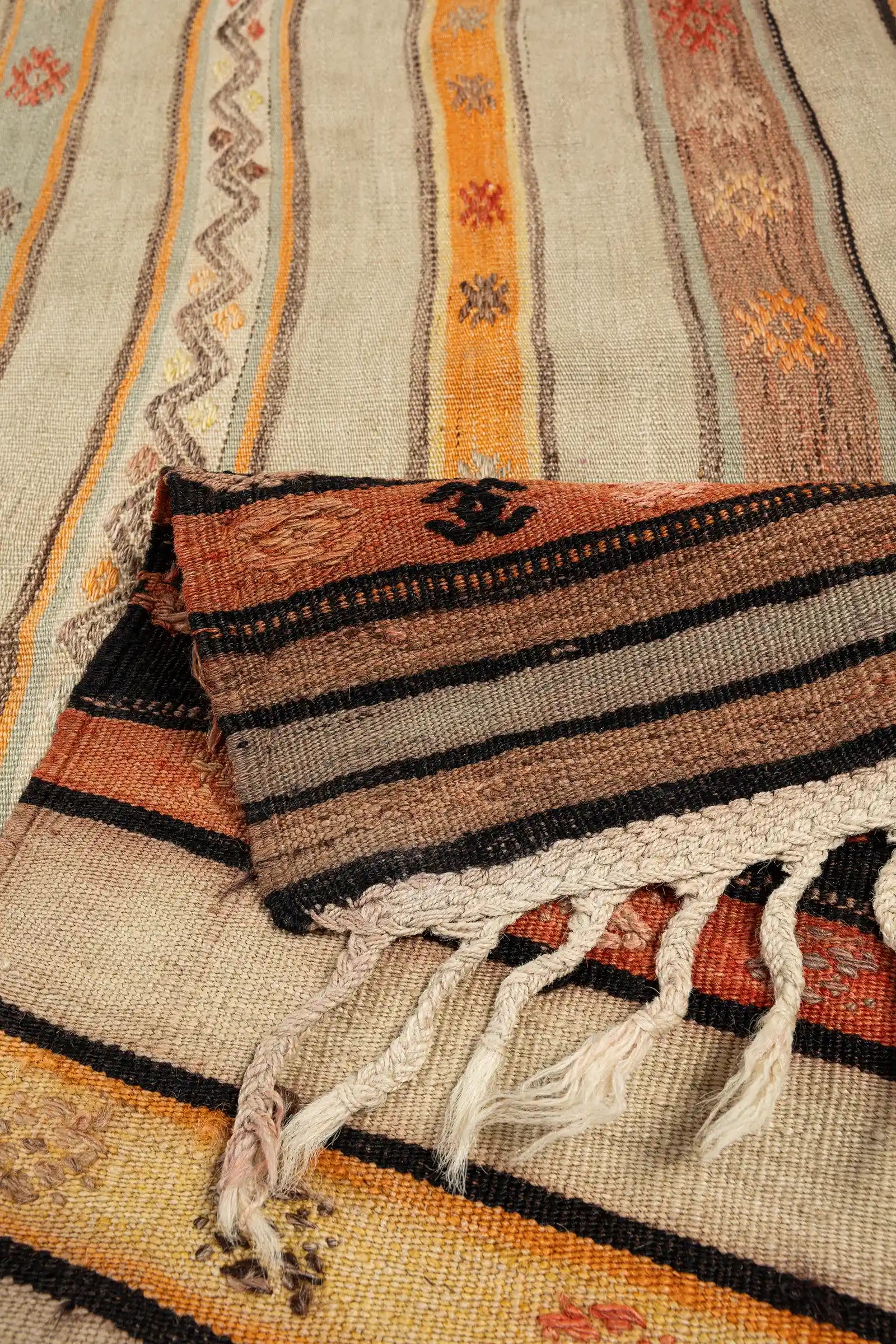Rückseite des FETHIYE Kilims mit restaurierter Oberfläche und typischen Alterungsspuren