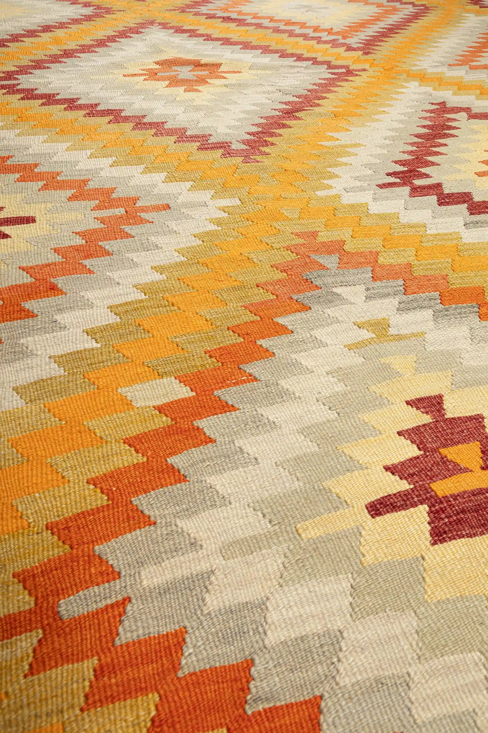 Nahaufnahme der Textur – dichte Webung aus handgesponnener Wolle mit klarer Motivabgrenzung und leichten Farbverläufen