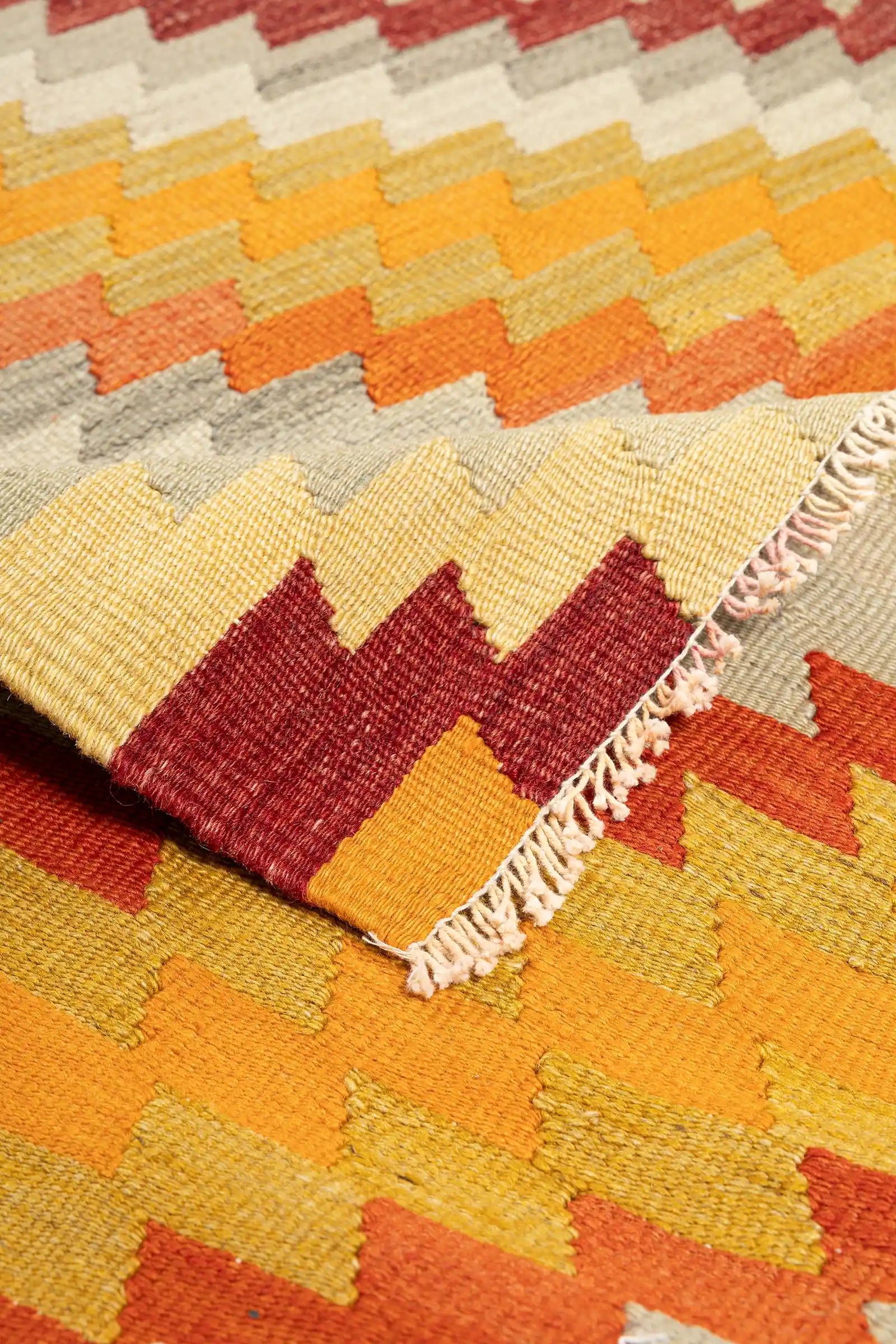 Vorder- und Rückseite im Vergleich – Rückseite in originalem Zustand, leicht ausfransender Abschluss mit naturbelassenem Charakter