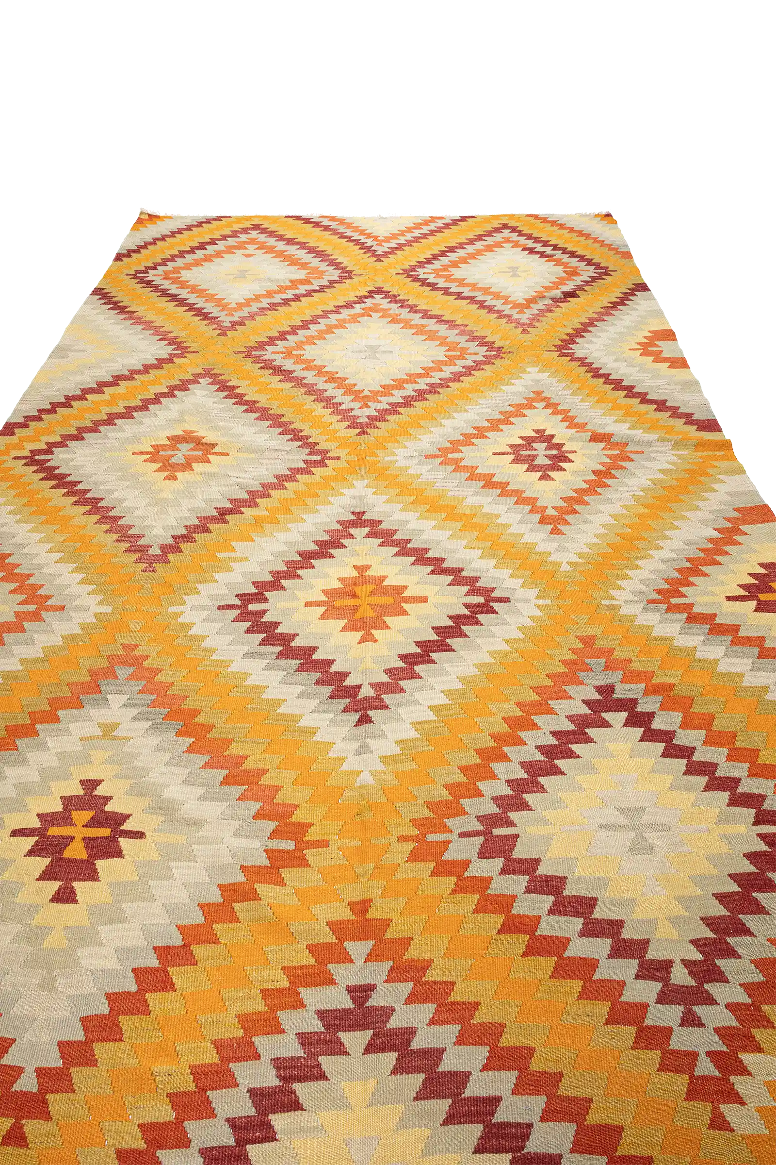 Perspektivische Ansicht – die dreidimensionale Wirkung der sich wiederholenden Rauten entfaltet sich entlang der Mittelachse