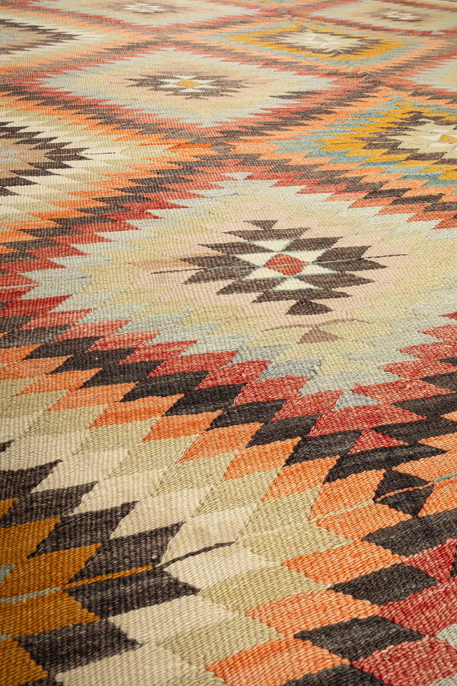 Nahaufnahme der Textur – dichter Webgrund aus naturgefärbter Wolle mit klarer Linienführung und lebendigem Garnverlauf