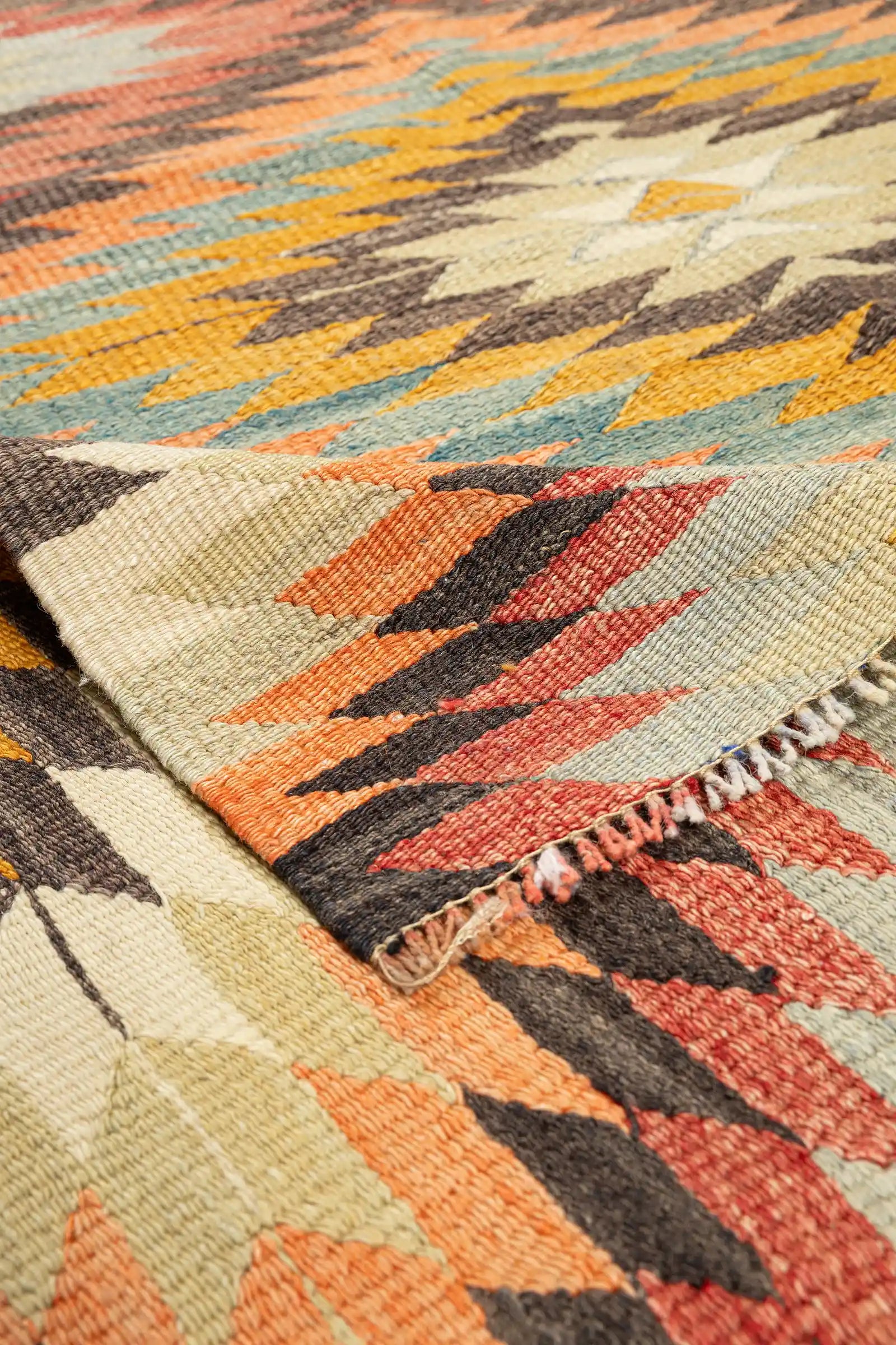 Vorder- und Rückseite im Vergleich – Rückseite mit originalem Gewebebild, leicht abgenutzter Abschluss mit kurzen Fransen