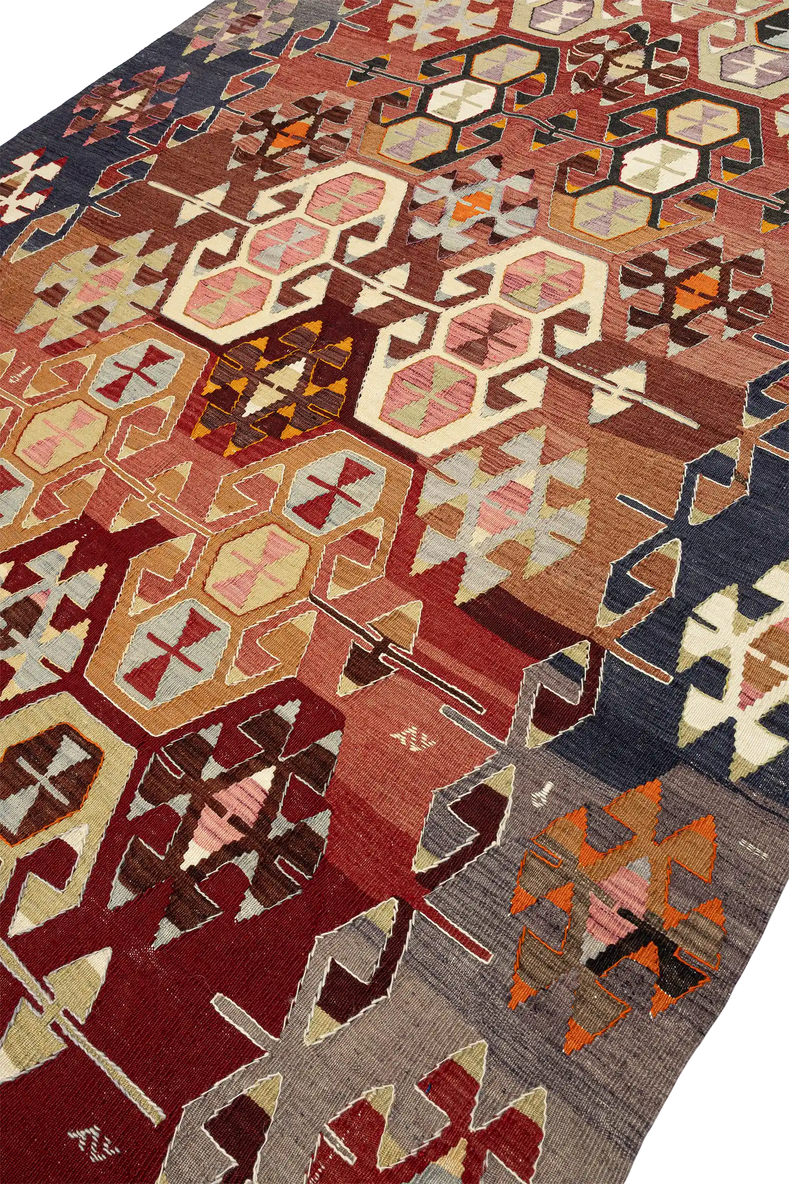 Schräge Seitenansicht des Kelims – Kontraste zwischen Ziegelrot, Lavendel und Schwarz in dynamischer Webstruktur