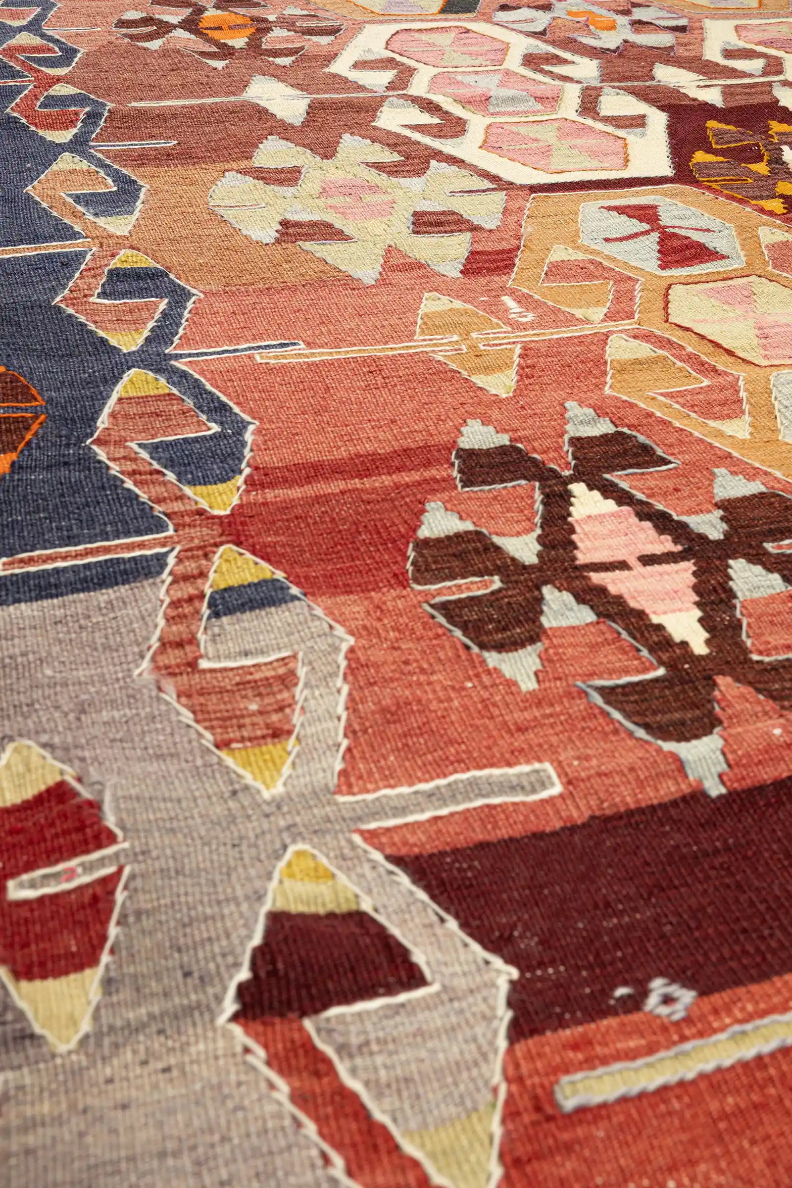 Nahaufnahme der Textur – handgewebte Schafwolle mit feinen Abrasch-Verläufen und klarer Symbolzeichnung