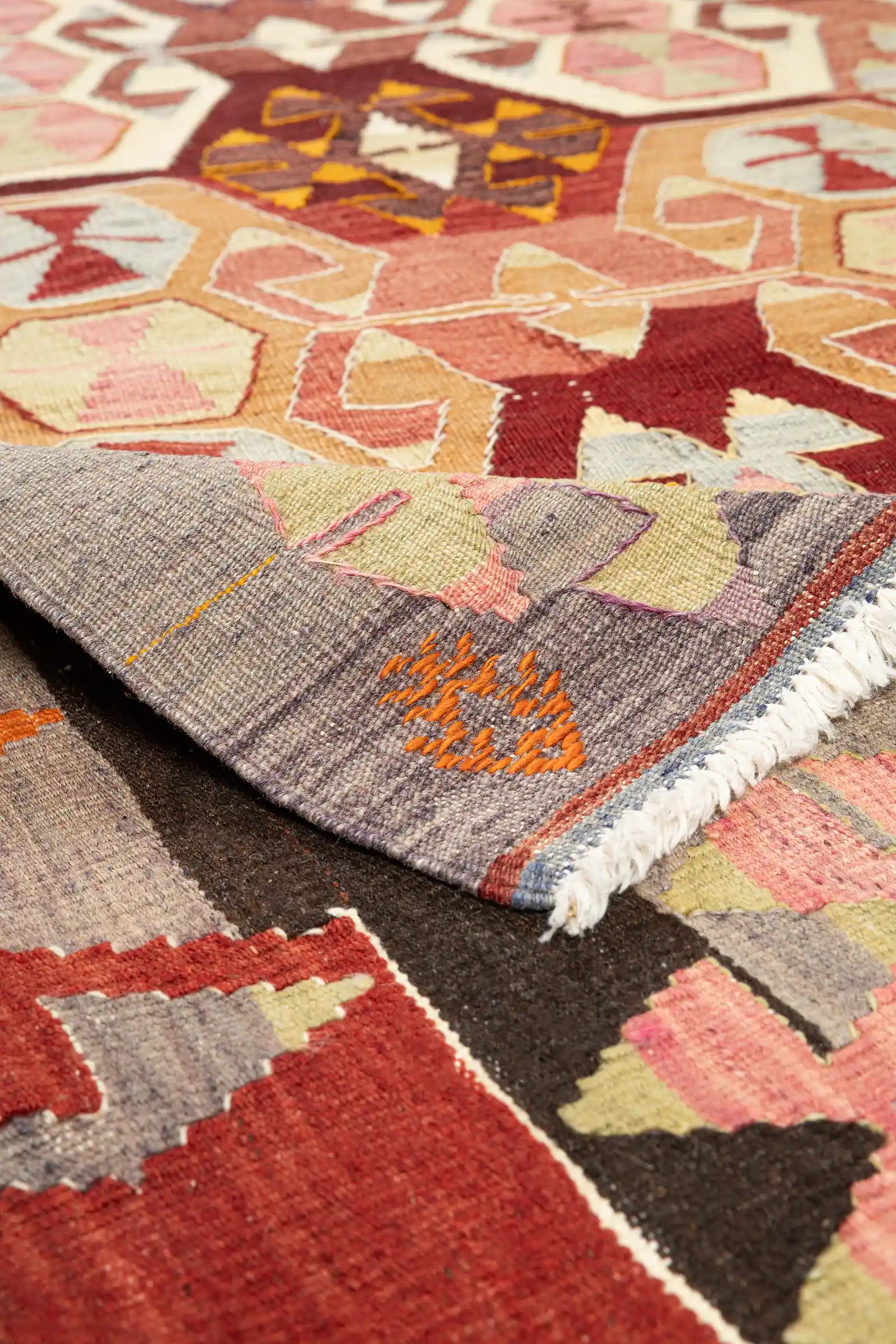 Vorder- und Rückseite im Vergleich – Originalstruktur mit farbintakter Rückseite und handgearbeiteter Abschlusskante