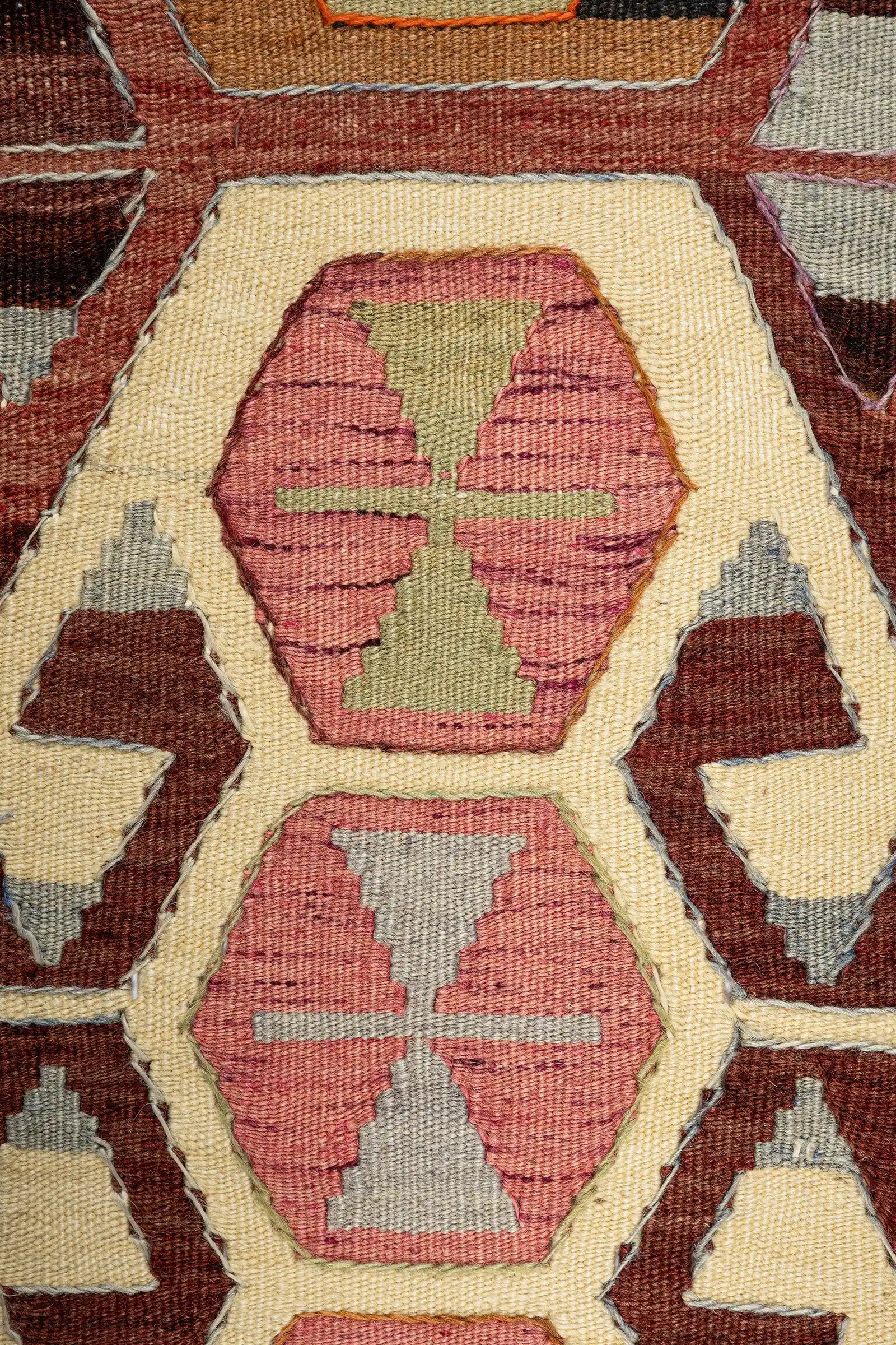 Detailaufnahme der Symbolik – Hexagonale Formen mit Küpe, Bukağı und Kurt Ağızı in kräftigen Naturfarben