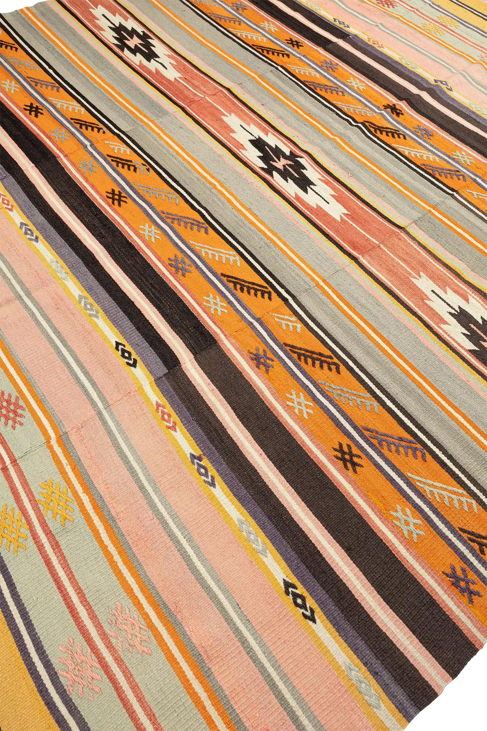 Schräge Seitenansicht des Kelims – strukturierte Wechselwirkung von Linien, Farben und Ornamentbändern im diagonalen Blickwinkel