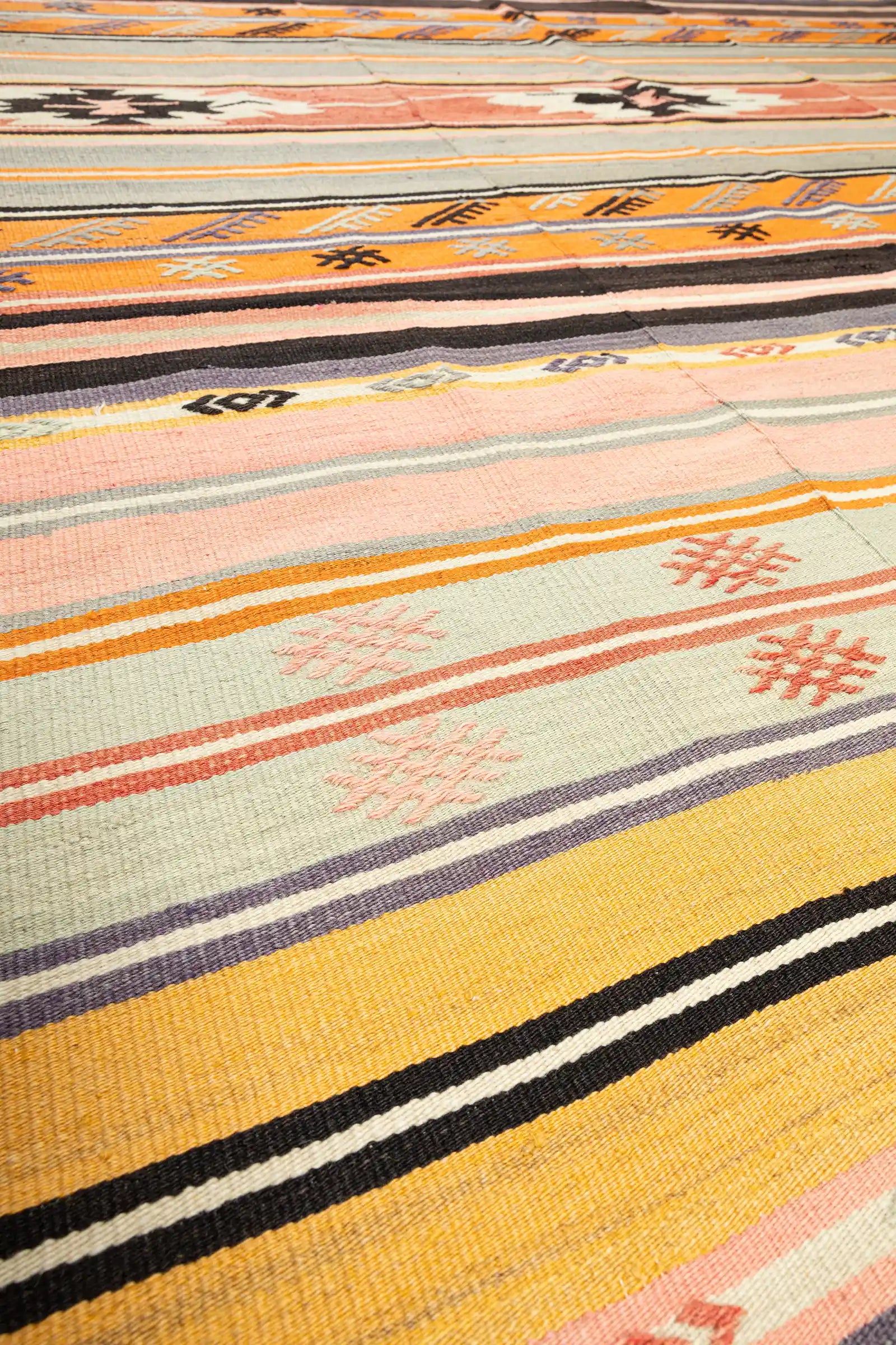 Nahaufnahme der Textur – fein gewebte Oberfläche mit gut sichtbaren Webstrukturen und Farbnuancen in Wolle