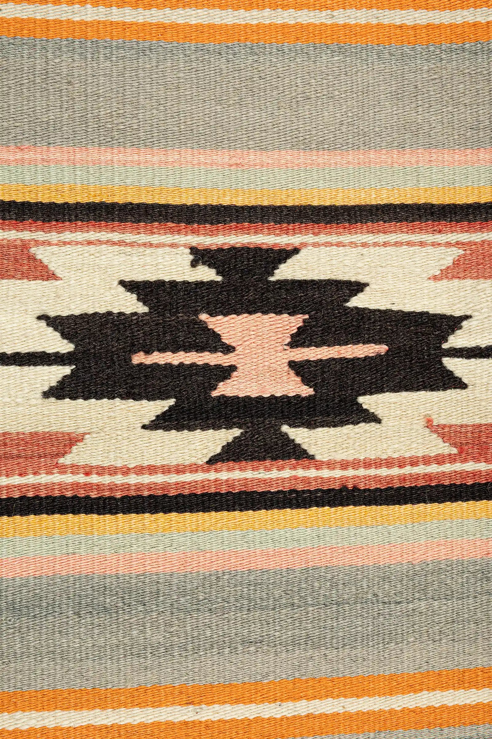 Detailaufnahme des Symbol – Orange, Schwarz und Ziegelrot