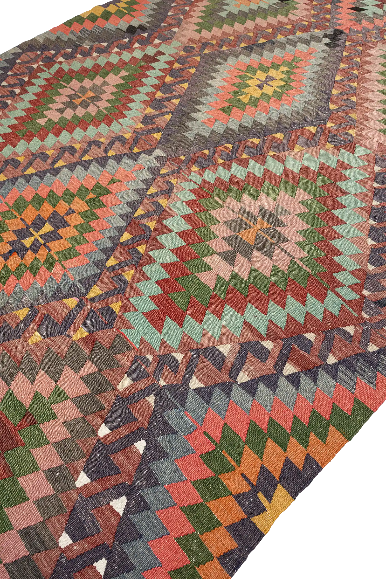 Diagonalperspektive auf das lebendige Zickzack- und Rautenmuster in Mehrfarbigkeit; sichtbar sind grüne, rote, rosa und blaue Tonabstufungen in gleichmäßiger Anordnung.