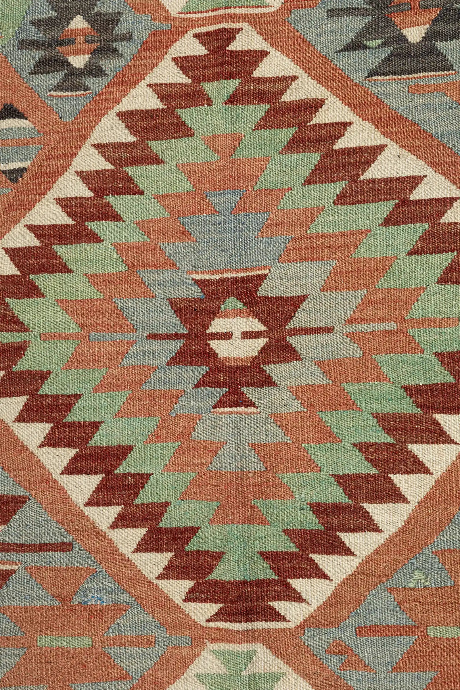 Symbolhafte Motive wie Elibelinde & Göz in feiner Wollstruktur