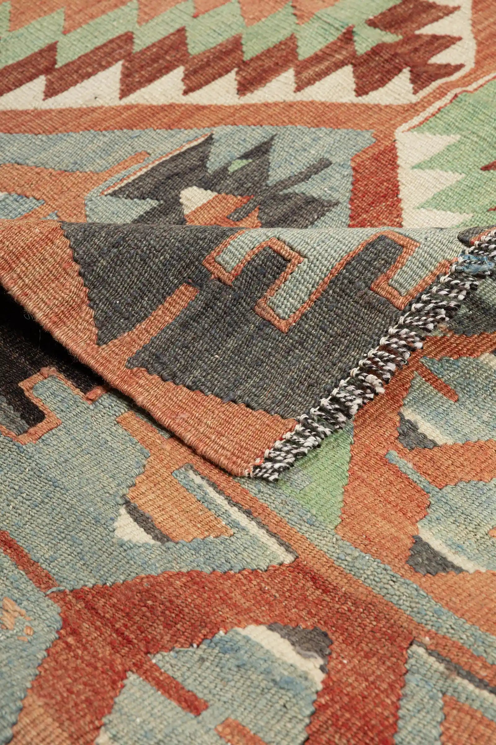 handgewebte Struktur, kräftige Farben, feste Kanten