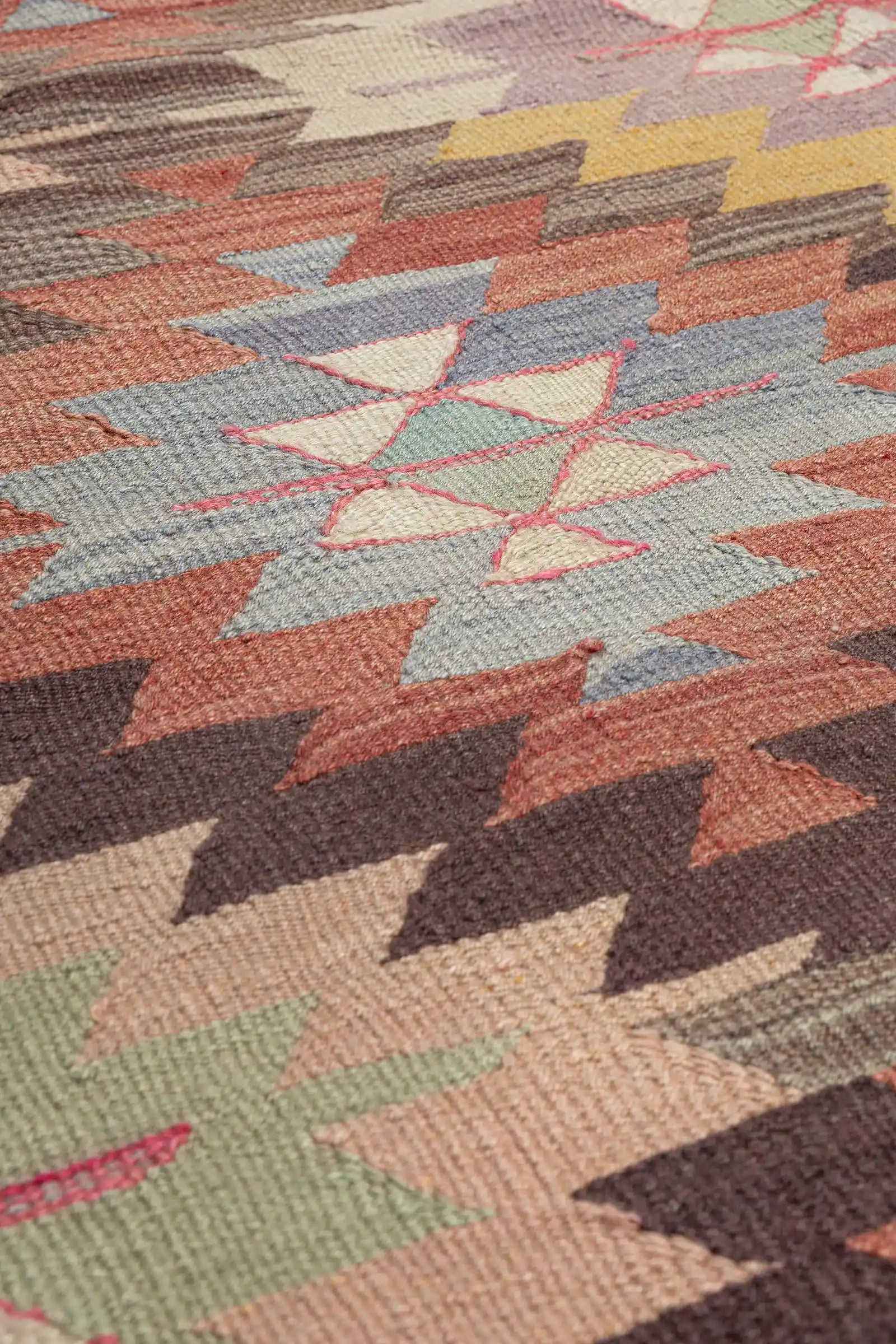 Nahaufnahme der Textur – feine Schafwollstruktur mit leichtem Glanz und Patina durch Alterung und Sonnenreifung