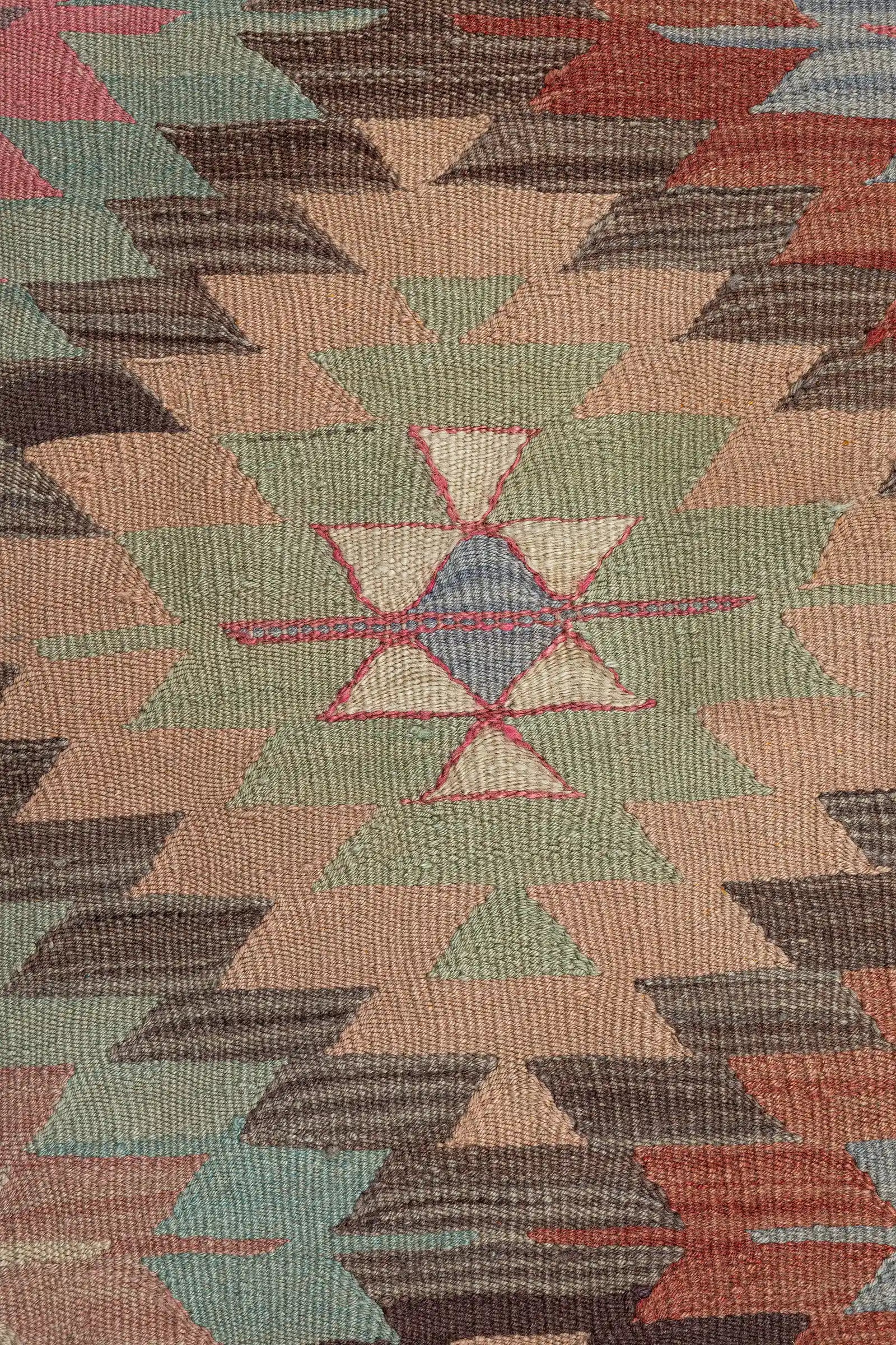 Detailaufnahme der handgewebten Rauten mit Symbolen wie Göz (Auge), Yıldız (Stern) und Buğak (Fessel)