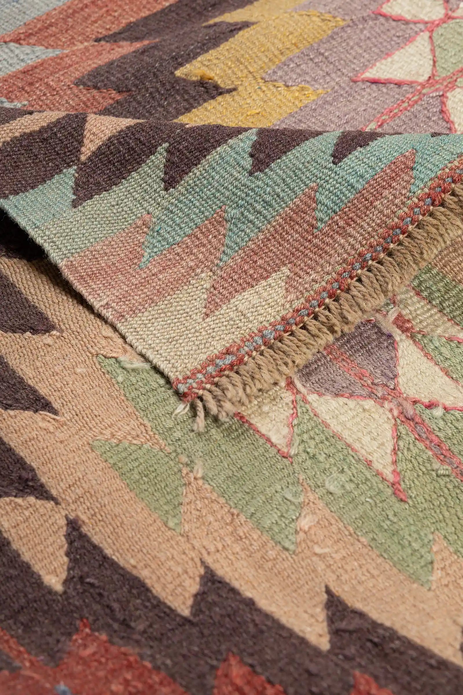 Vorder- und Rückseite des Kilims im Vergleich – geflochtene Fransen, restaurierte Webkante und authentische Rückseite sichtbar