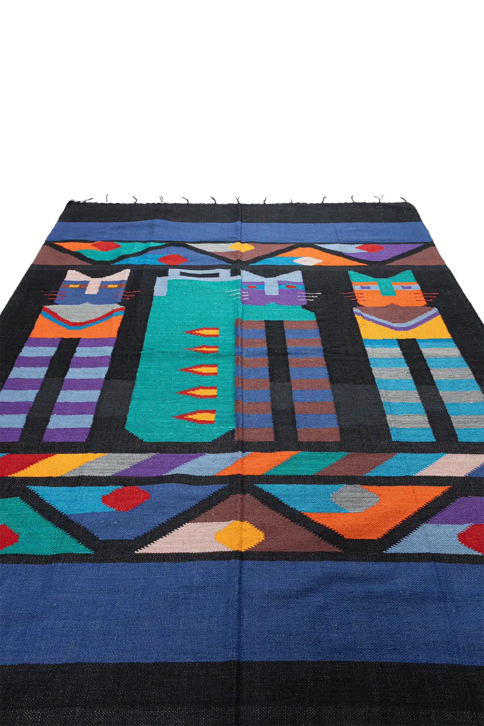Schräger Blick auf den Kelim mit dreifarbig gestreiften Katzenfiguren in Türkis, Lila und Blau vor schwarzem Hintergrund und farbintensiven diagonalen Mustern entlang der Ränder.