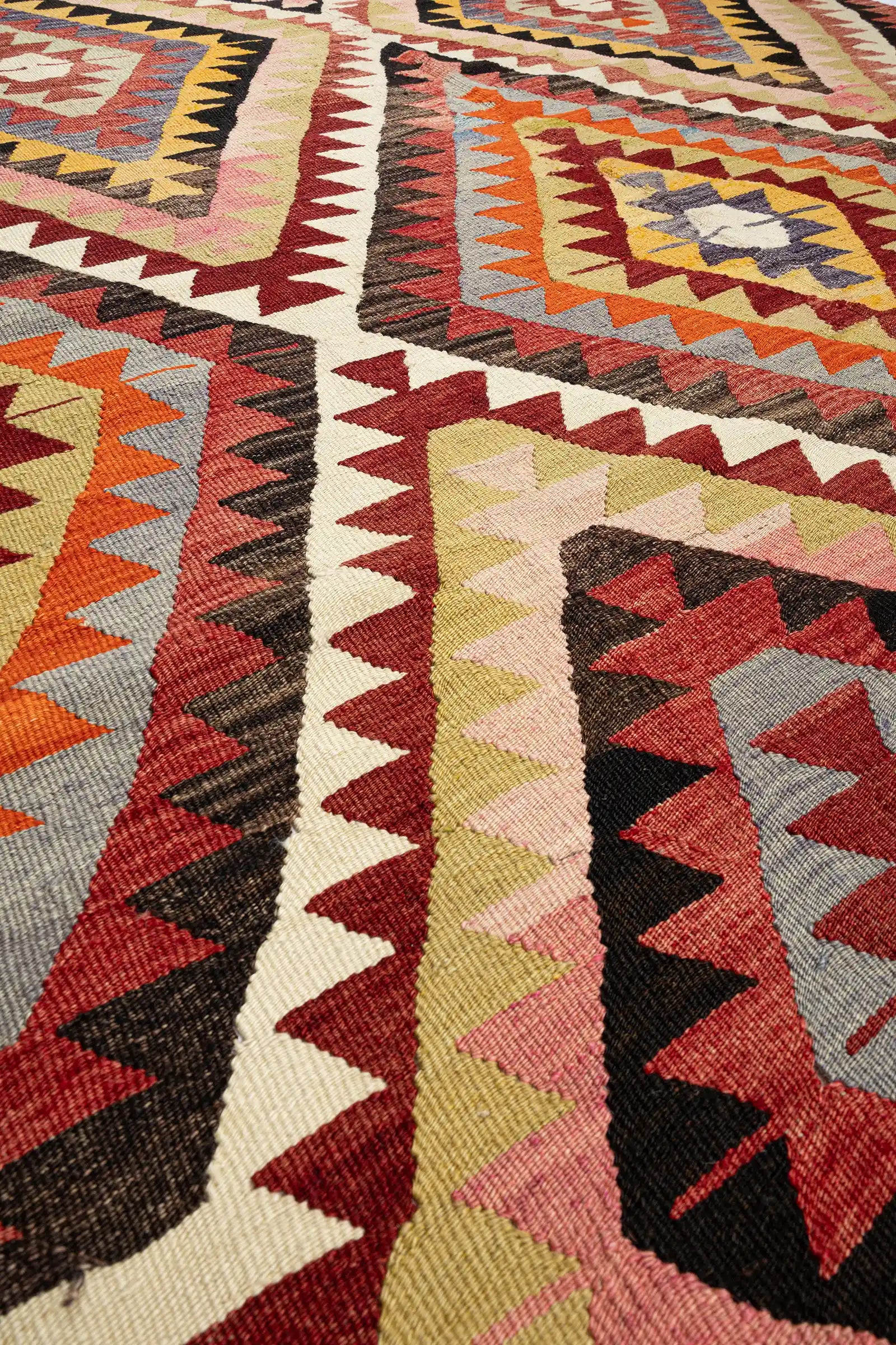 Nahaufnahme der Textur – handgesponnene anatolische Wolle mit feinem Garnbild und natürlich gealterter Oberfläche