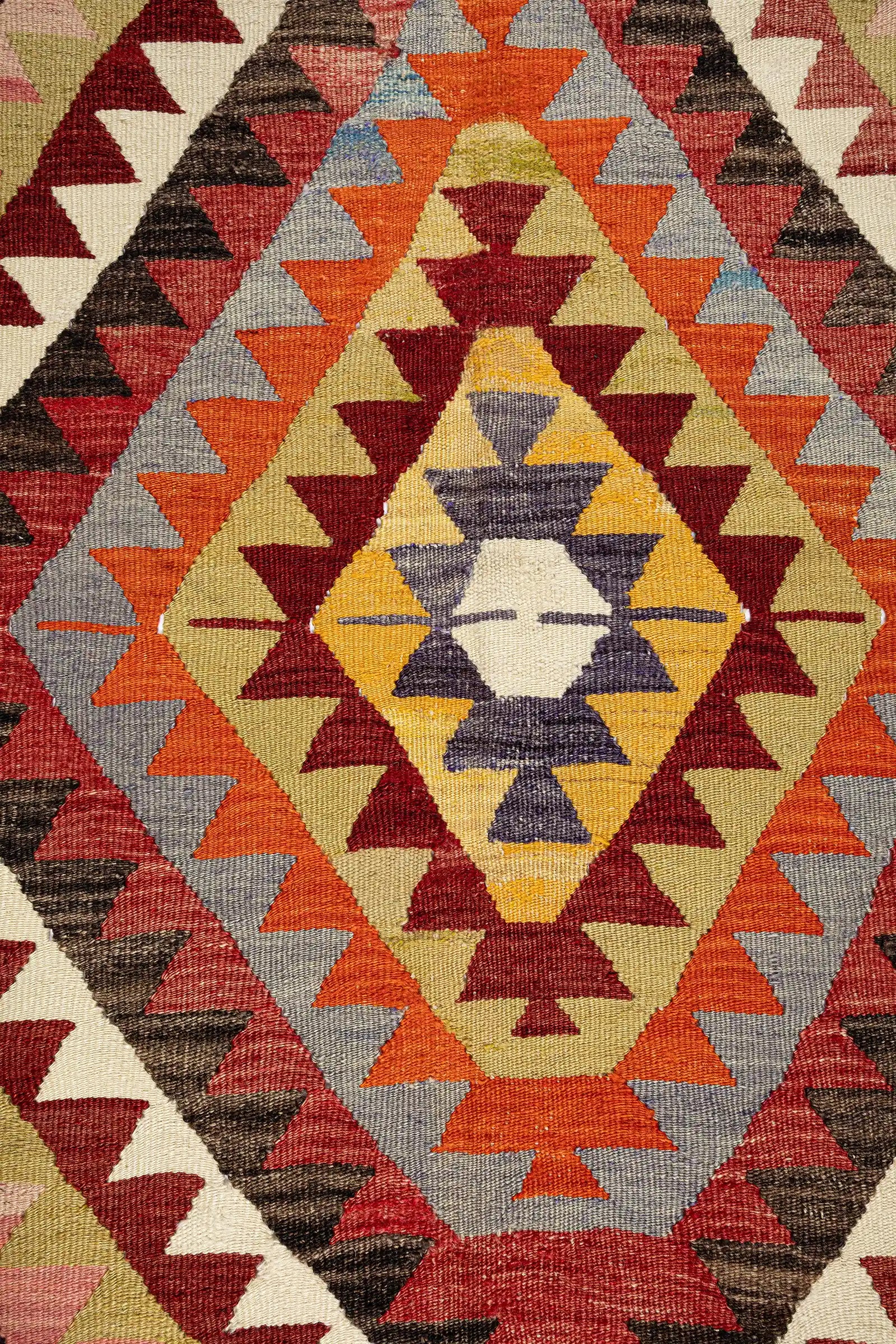 Detailaufnahme der Symbolik – Göz (Auge), Yıldız (Stern), Muska (Amulett) und Bukağı (Fessel)