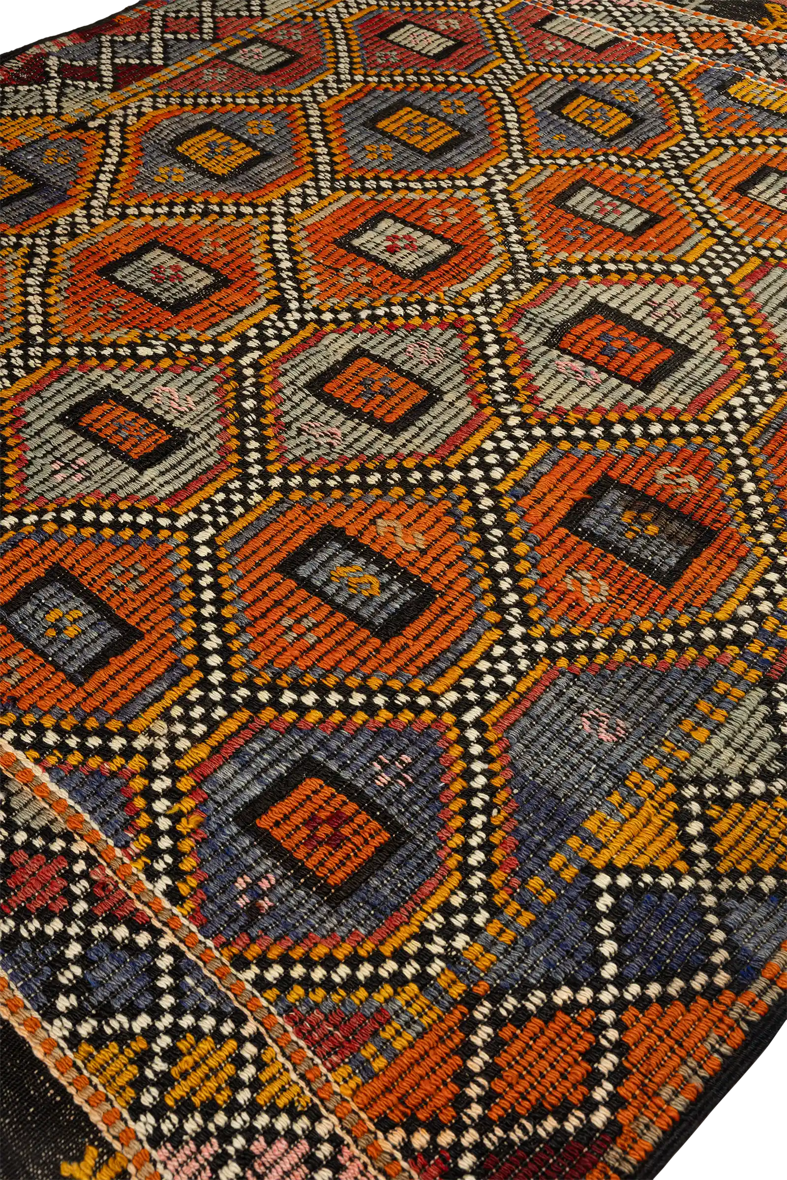 Schräge Seitenansicht des USAK Kilims – zeigt Tiefenstruktur und Übergang zwischen Hauptfeld und Bordüre