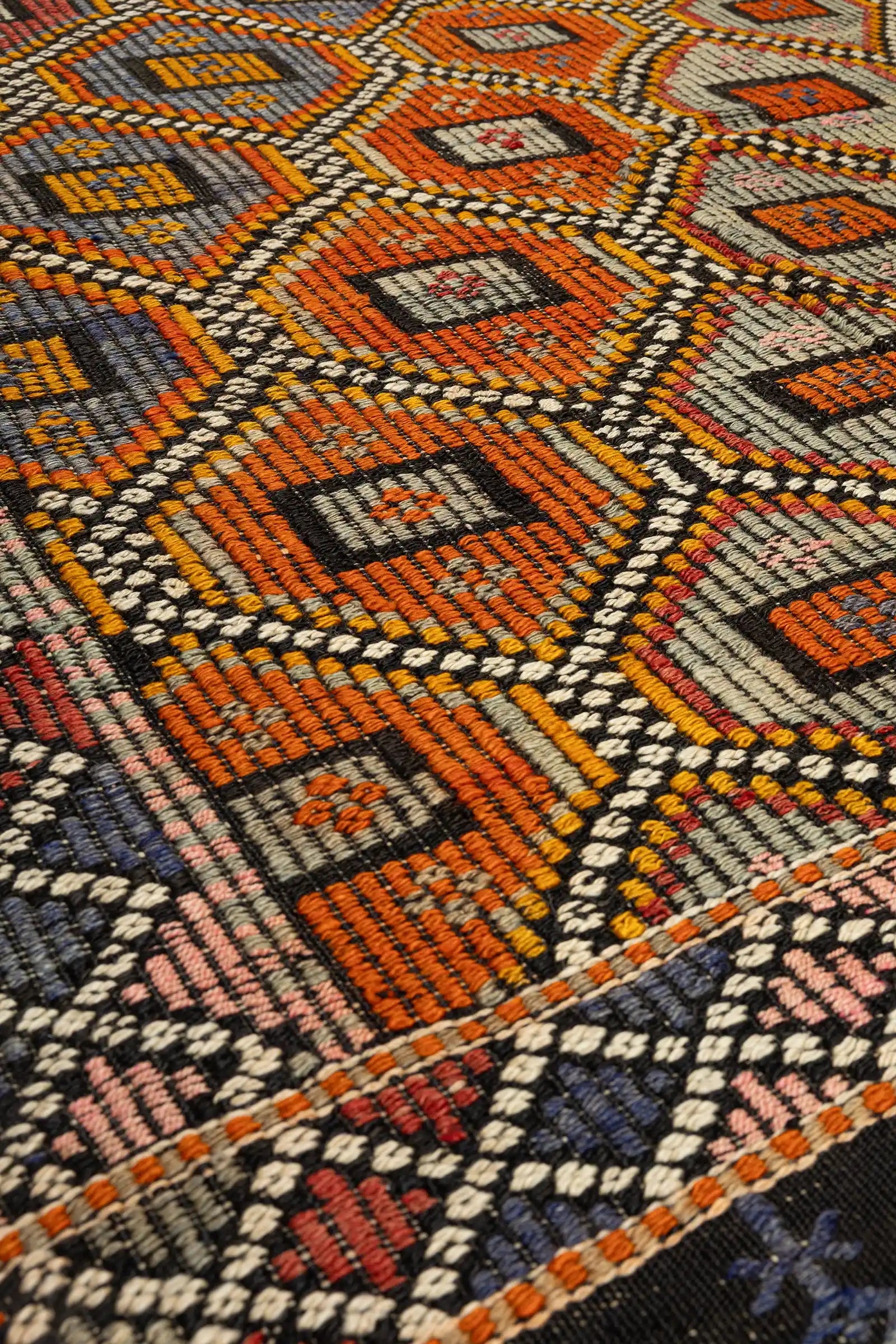 Nahaufnahme der Textur – eng gewebte Schafwolle mit leicht melierter Farbwirkung und klarer Symbolabgrenzung