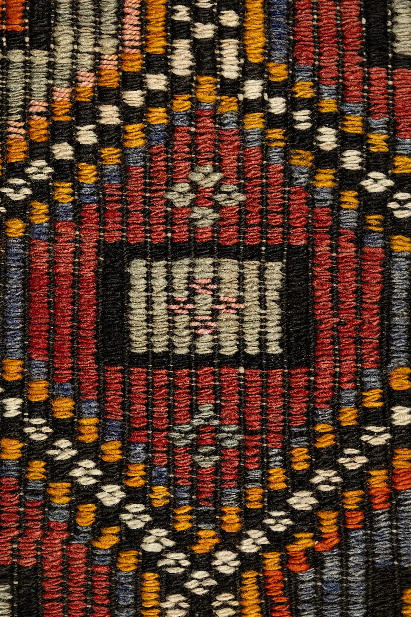 Detailaufnahme der eingewebten Symbole – Göz (Auge), Yıldız (Stern) und stilisierte Lebensbäume in weinrotem Feld