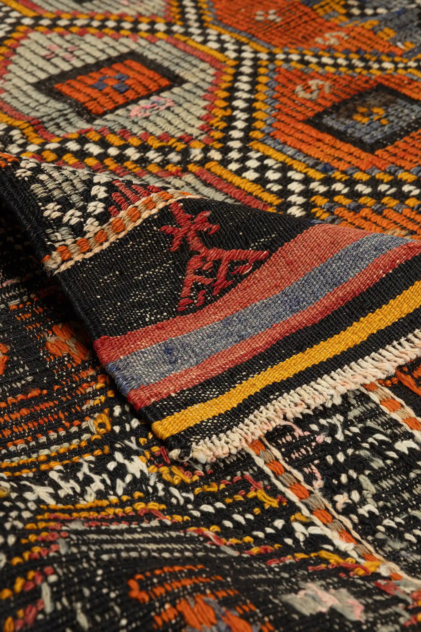 Vorder- und Rückseite des Kilims im Vergleich – sichtbare Fransen, authentische Rückseite und restaurierte Abschlusskante