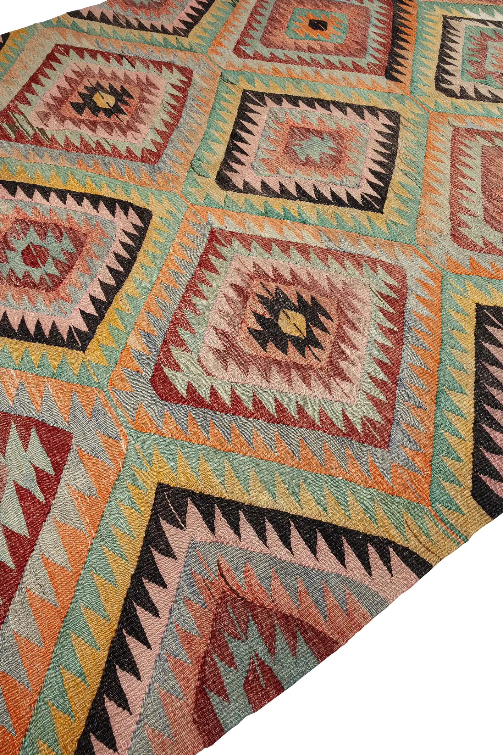 Schräge Seitenansicht des Kilims – zeigt die ineinander verschränkten Farblagen der geometrischen Formen entlang der Horizontlinie