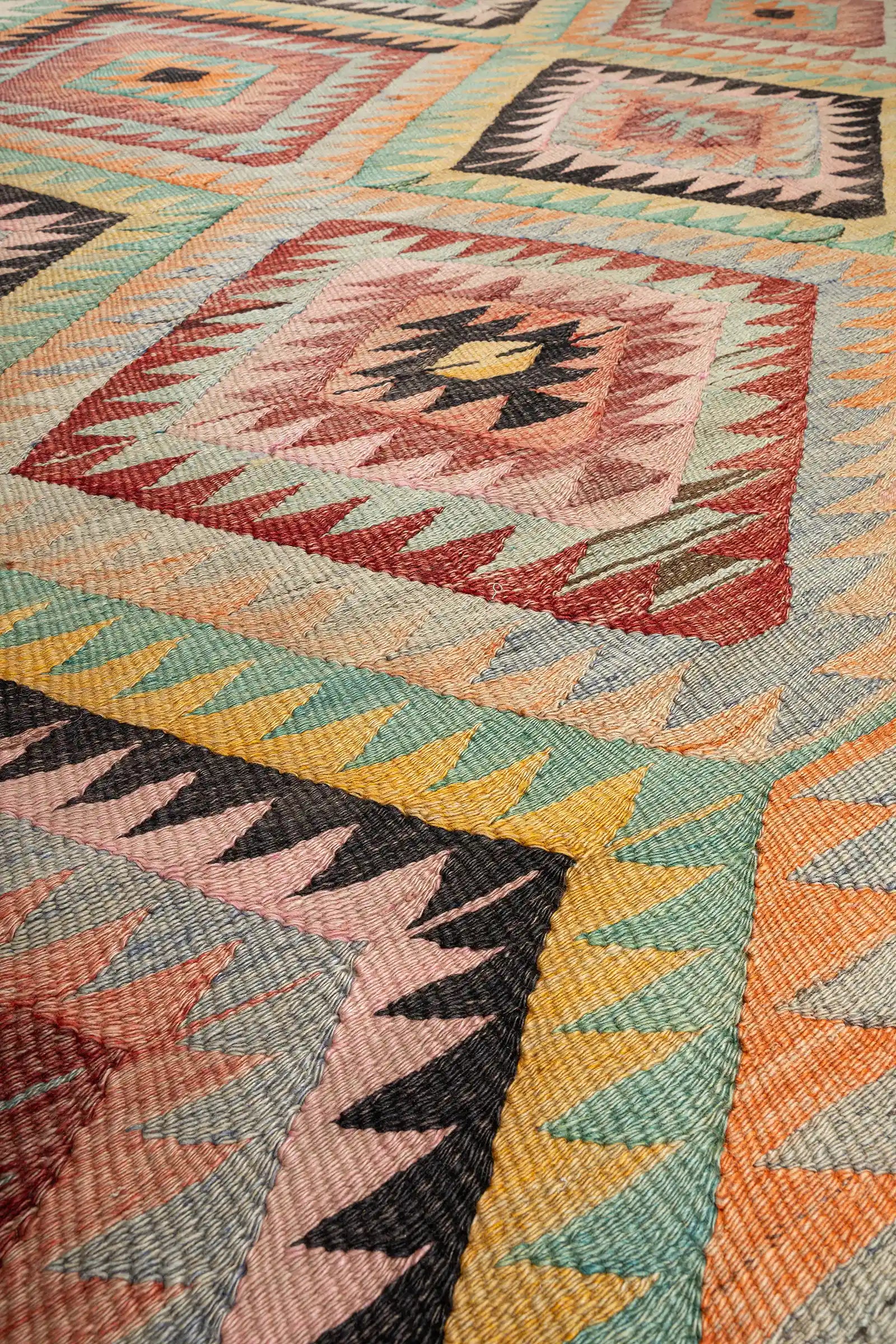 Nahaufnahme der Textur – feste Webstruktur mit leichtem Glanz, differenzierte Garnverläufe in Pastell und Kontrastfarben gut sichtbar