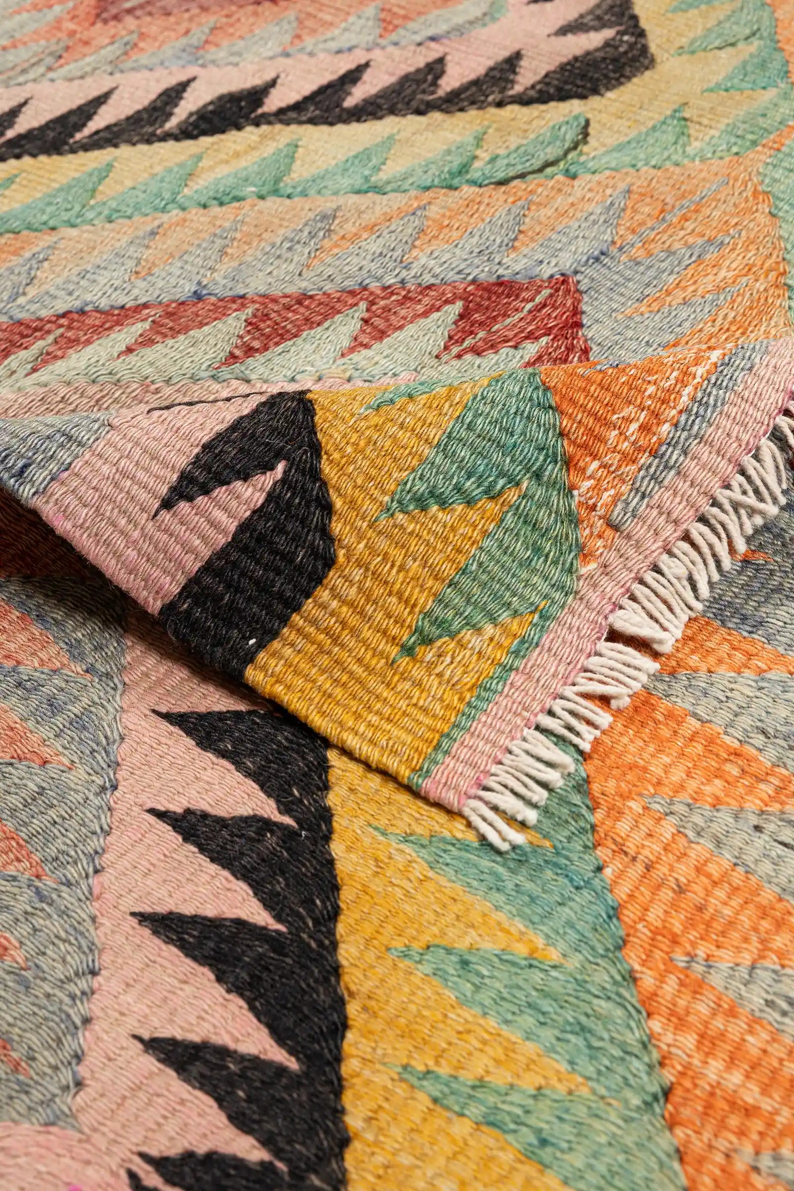 Vorder- und Rückseite im Vergleich – Rückseite original erhalten mit spiegelgleichem Muster, Fransenabschluss leicht ausgefranst und weich