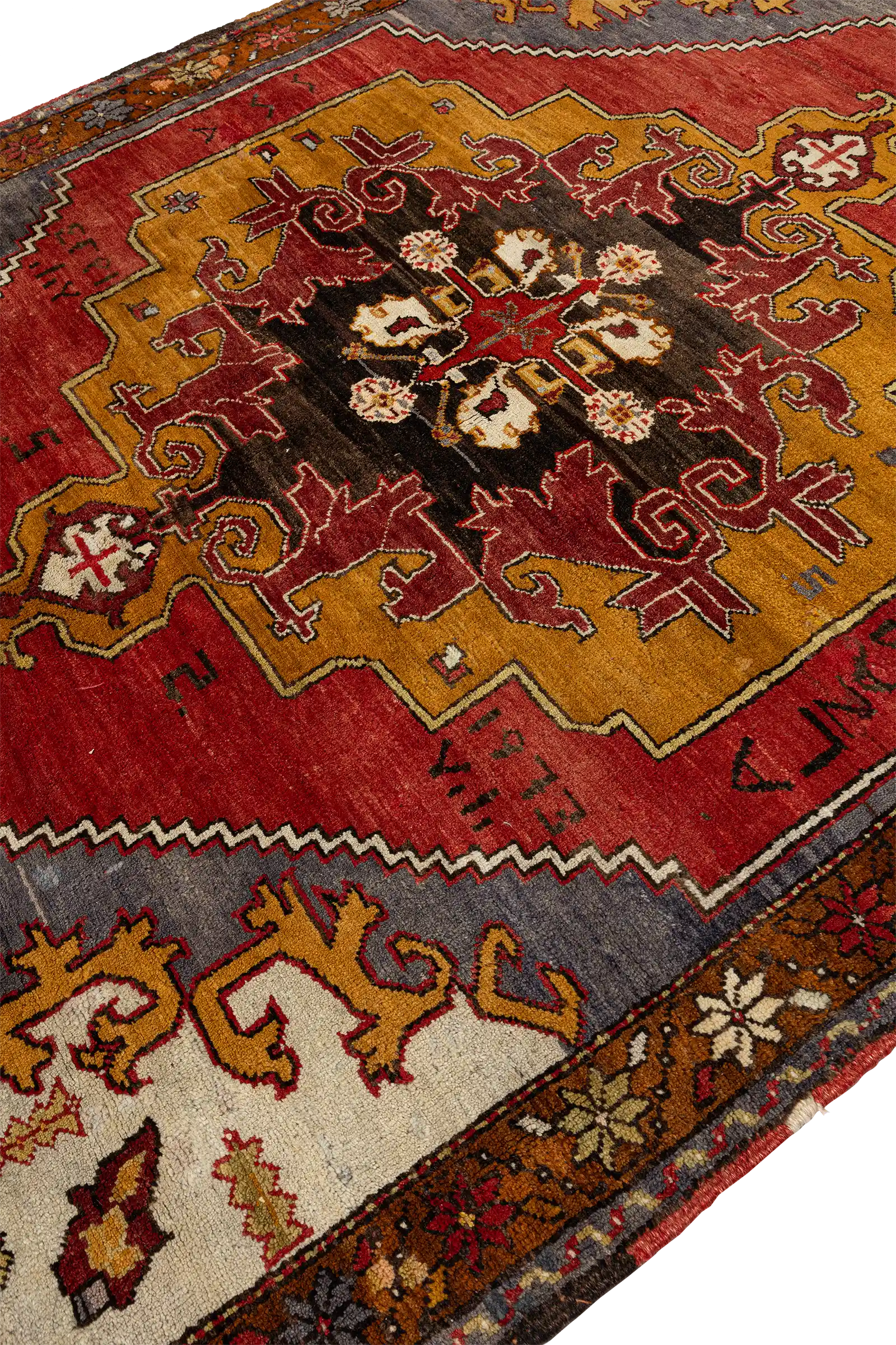 Schräge Seitenansicht des Teppichs – zeigt Höhenunterschiede im Flor und die kräftigen Linien des Musters im Streiflicht