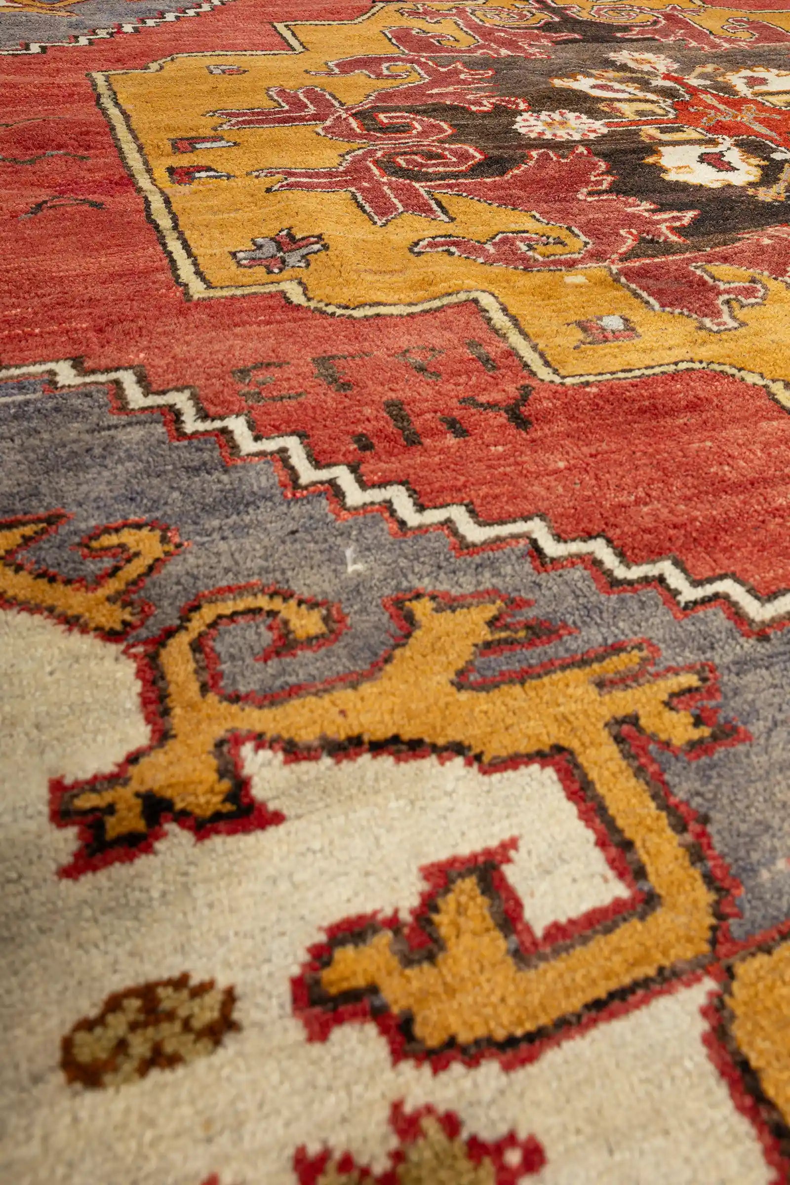 Nahaufnahme der Textur – kompakter Knotenflor mit klar erkennbarer Farbführung und dichter, weicher Wolloberfläche