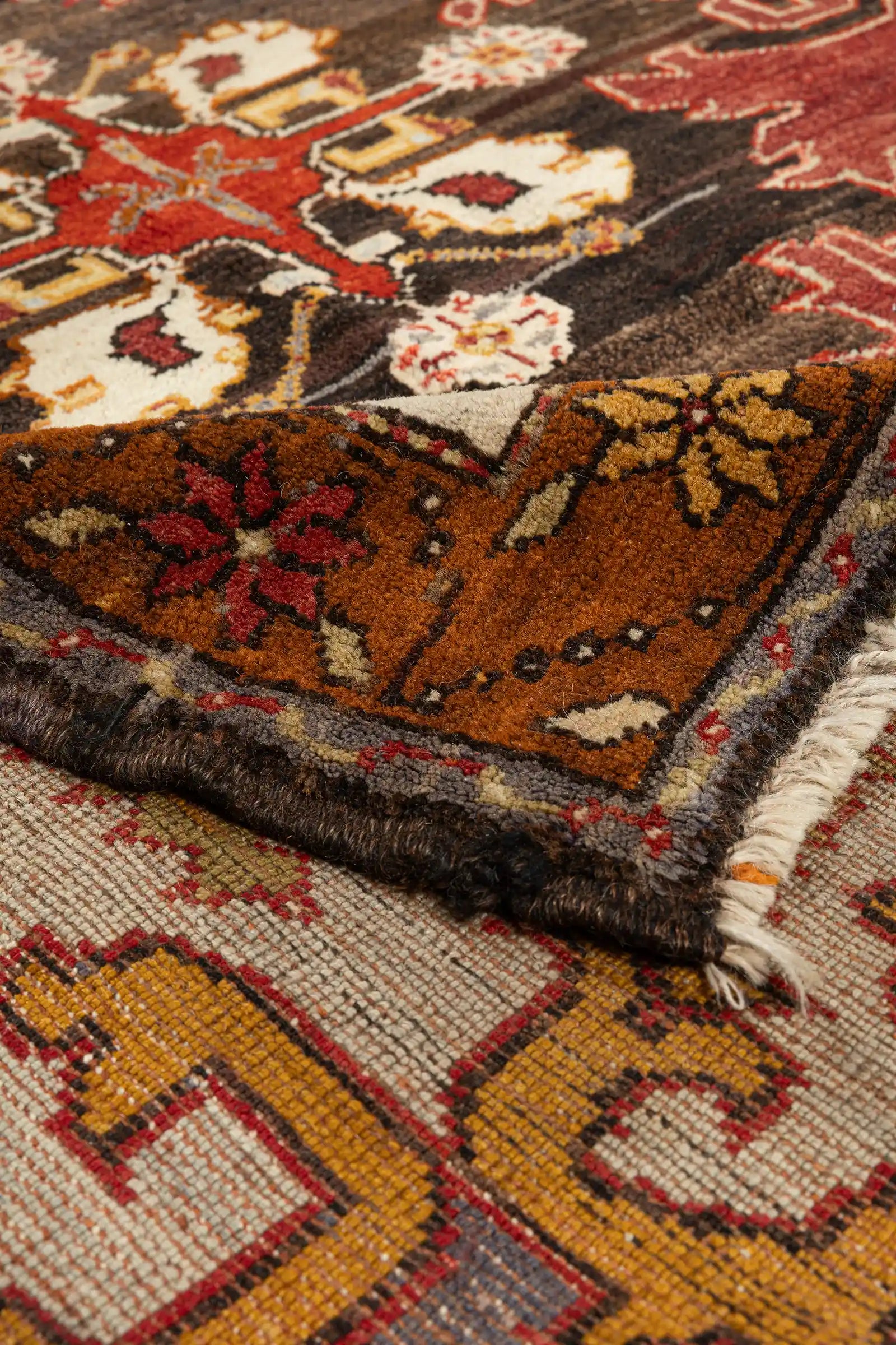 Vorder- und Rückseite im Vergleich – Rückseite zeigt sauberes, traditionell geknüpftes Musterbild, Fransen an beiden Enden fein ausgeführt