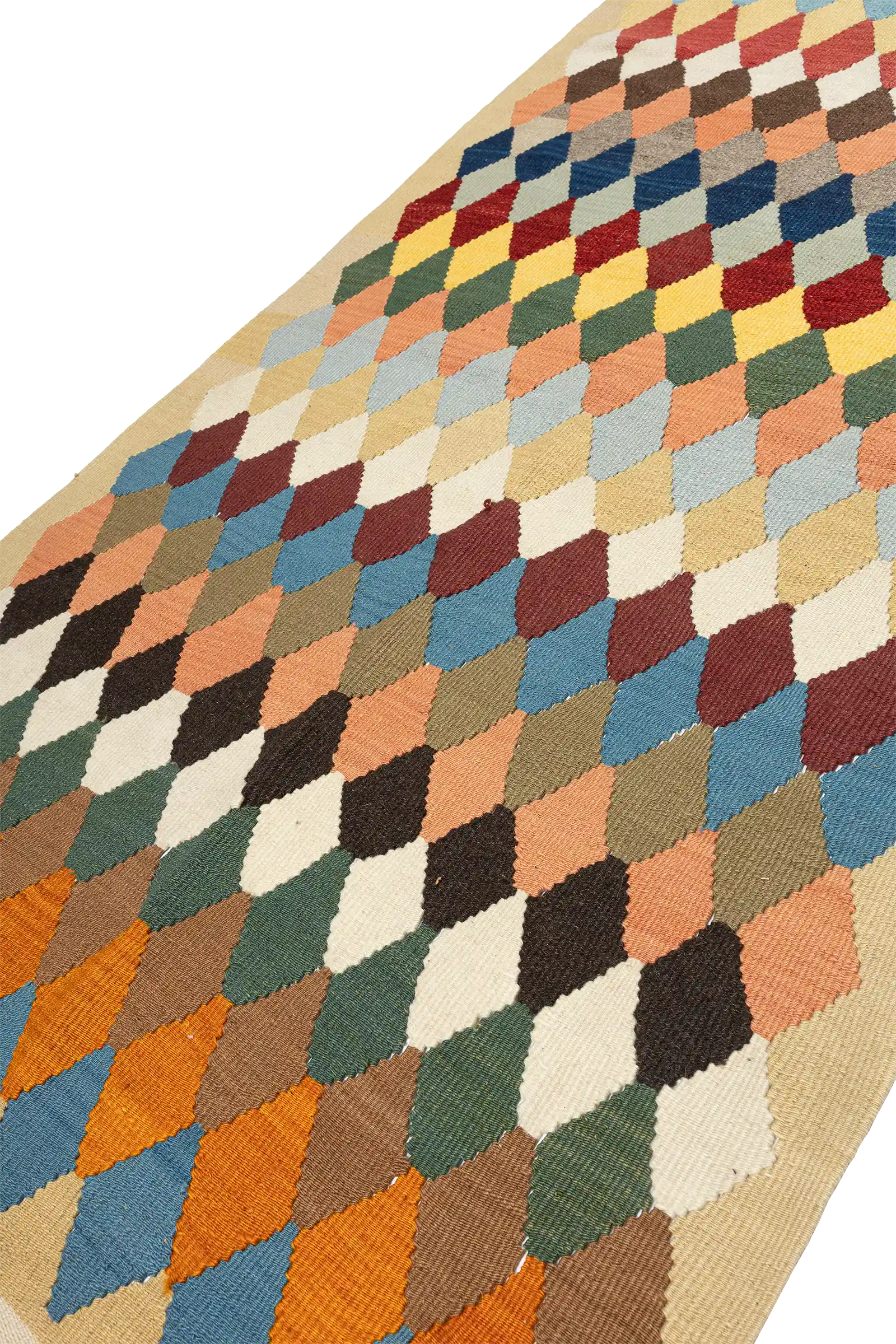 Schräge Seitenansicht – die geordnete Rautenabfolge betont das symmetrische Layout. Die Farben wirken je nach Licht unterschiedlich intensiv, während die Seitenkanten klar begrenzt sind.