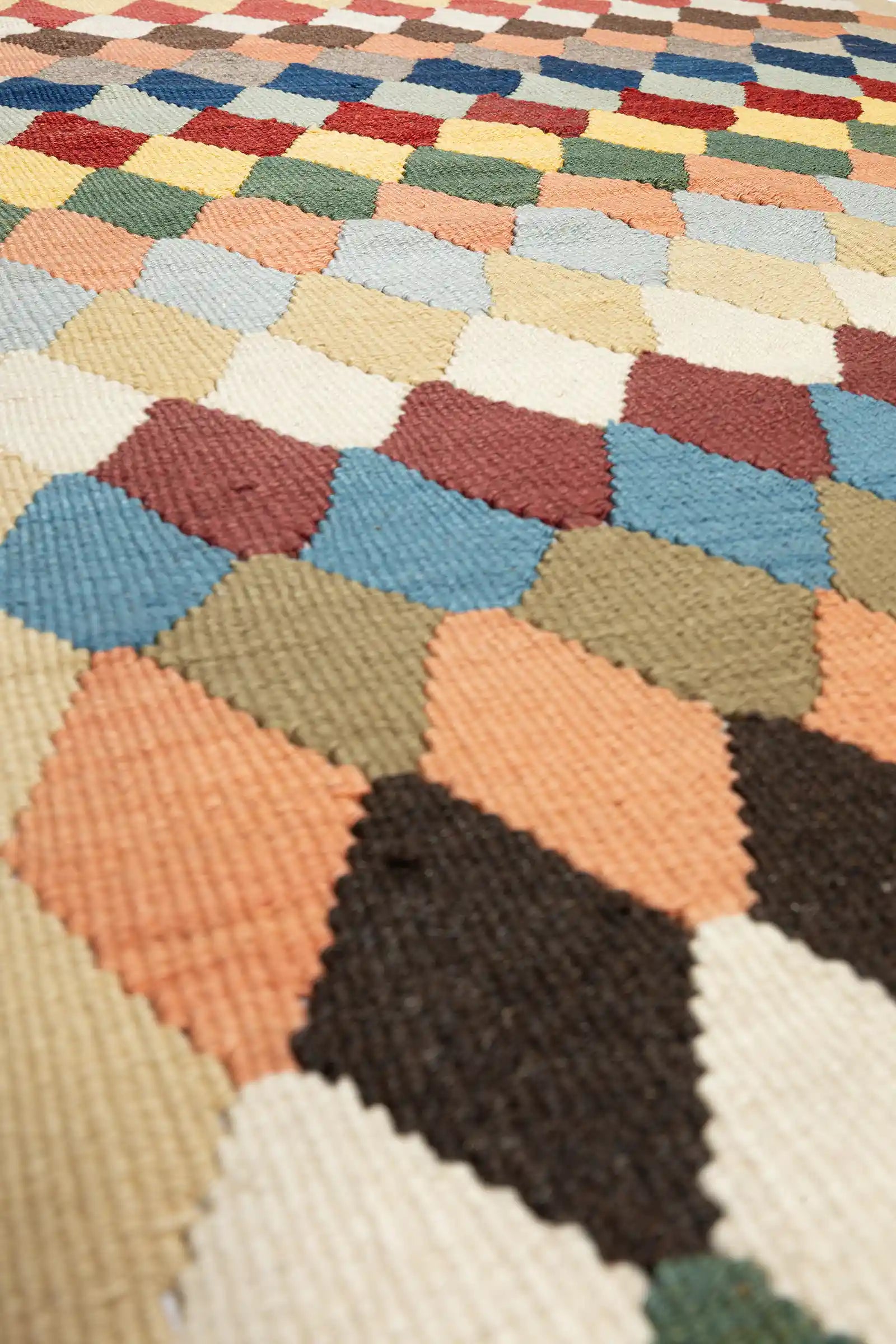 Nahaufnahme der Textur – feine Flachwebtechnik mit dichter Struktur. Die Garne sind leicht unregelmäßig, die Oberfläche wirkt matt mit dezentem Glanz in einzelnen Farbzonen.