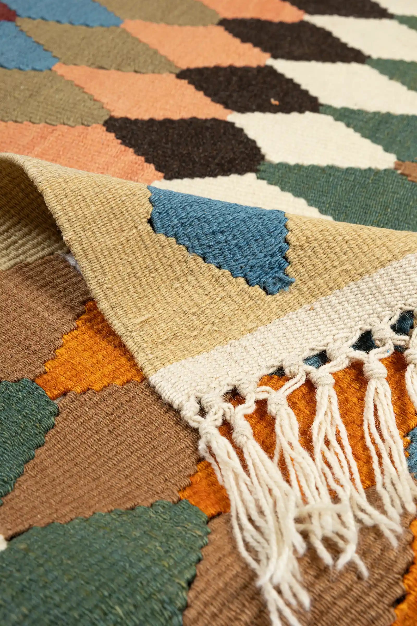 Vorder- und Rückseite im Vergleich – Vorderseite mit eng gesetztem Rautenmuster, Rückseite im originalen Zustand mit identischer Anordnung, Fransen an beiden Enden leicht ausgefranst, aber stabil.