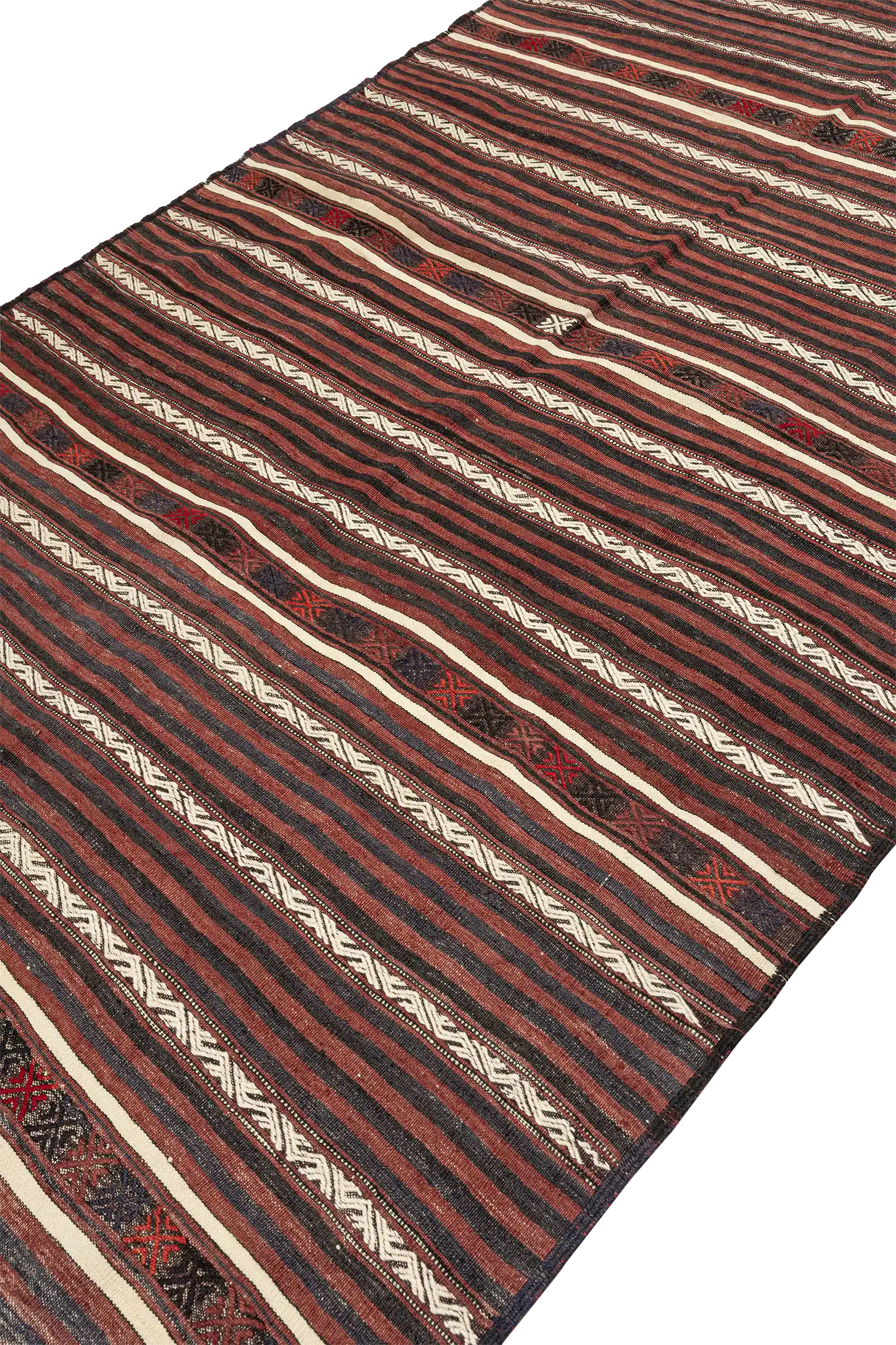 Schräge Seitenansicht des Kelims – Blick von der Ecke mit gut sichtbaren Farbstreifen und eingewobenen ornamentalen Mustern, leicht gewellte Oberfläche