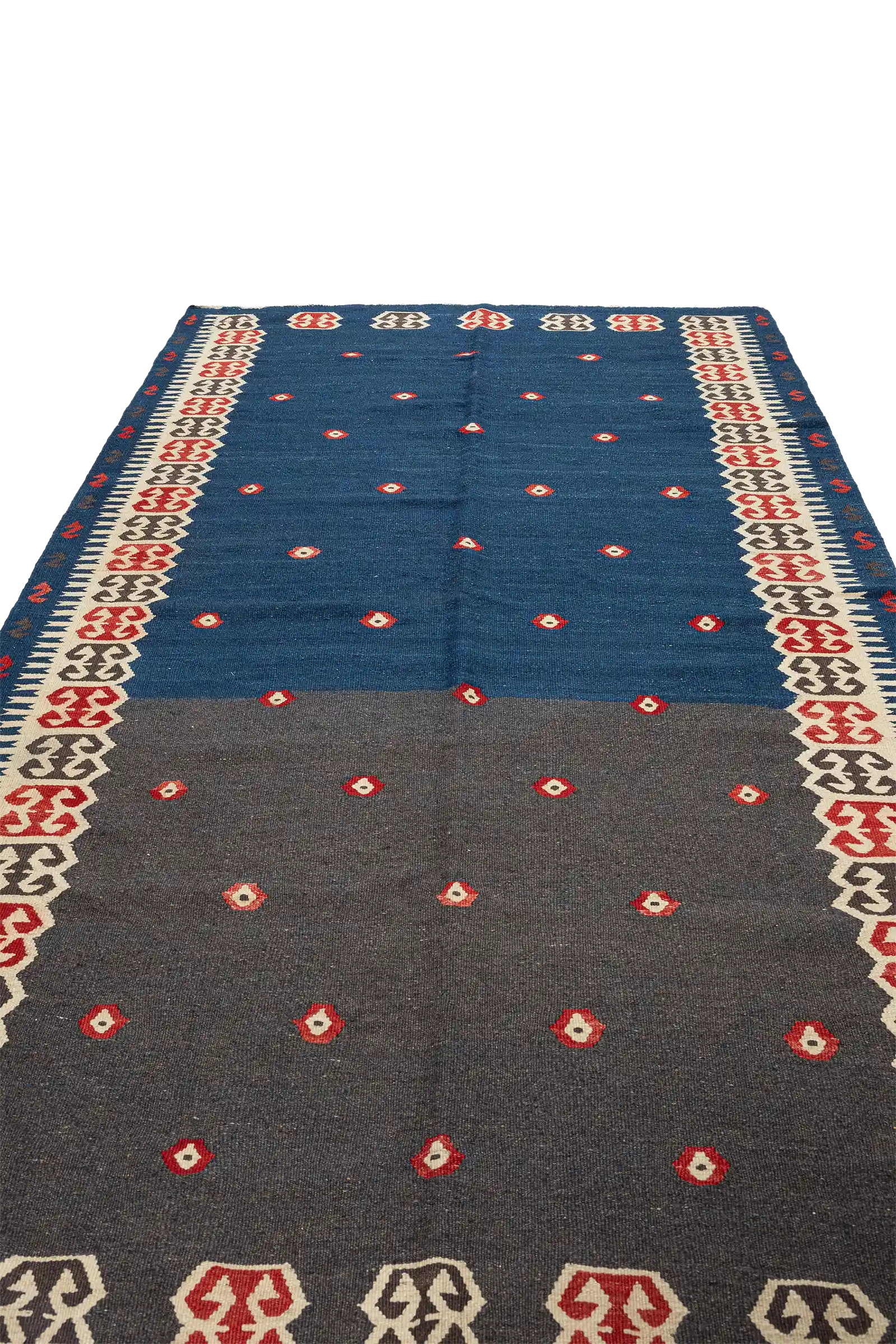 Seitliche Perspektive des rechteckigen Vintage-Kelims mit symmetrischer Bordüre und kontrastierender Zweifarbigkeit, durchzogen von regelmäßig gesetzten floralen Miniaturmotiven.