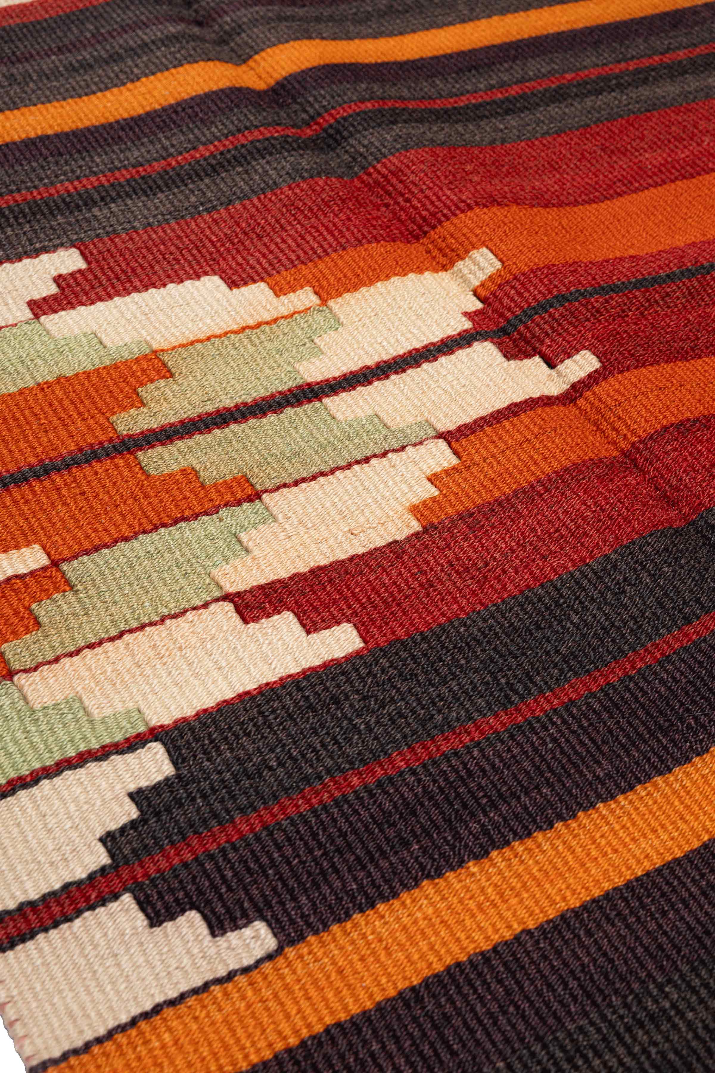 Feine Wollstruktur und satte Rottöne – Detailaufnahme des handgewebten Kelims aus Gaziantep