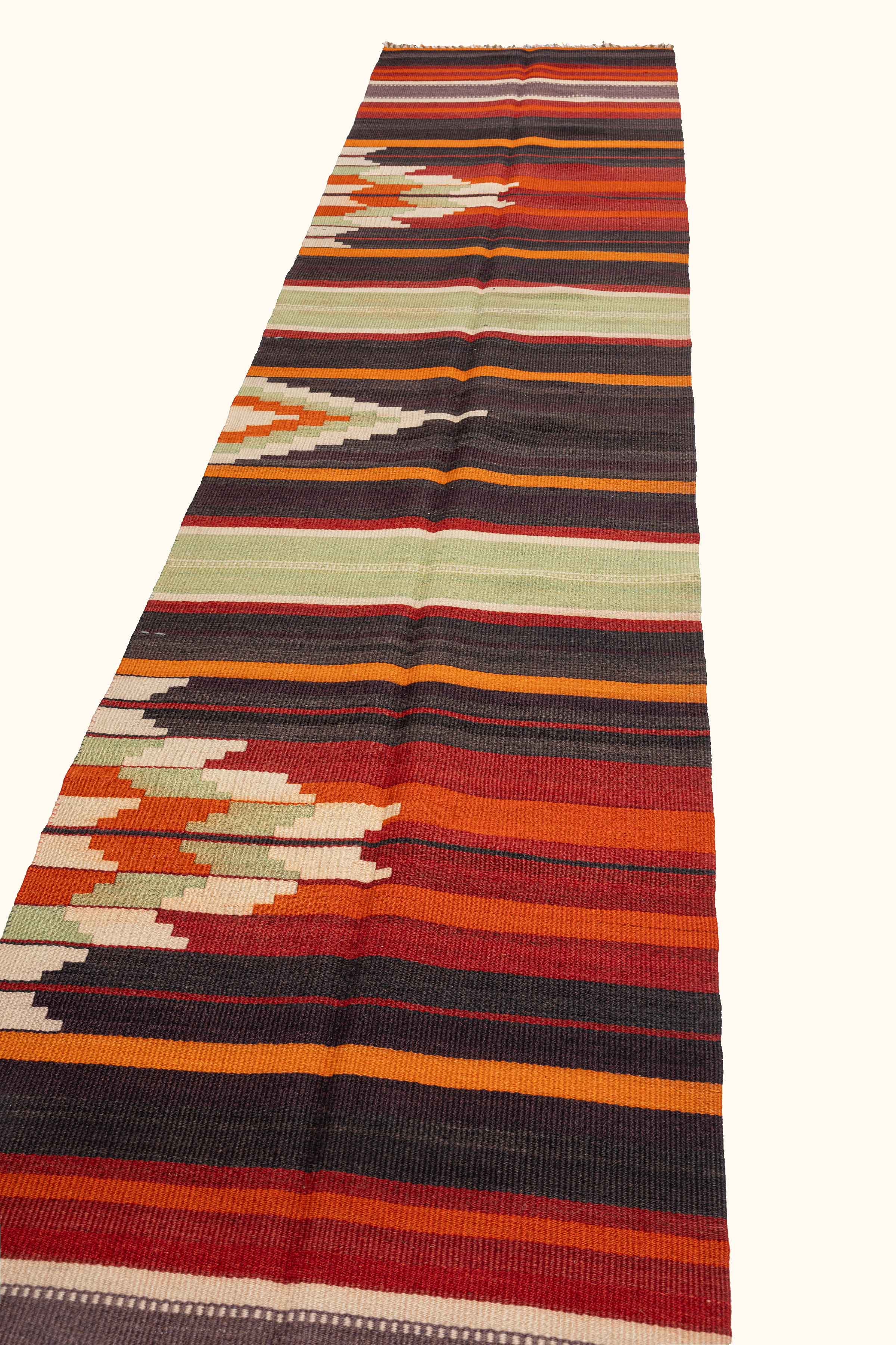 Langer Vintage-Kelim in Granatrot – ANTEP Läufer mit kraftvollem Verlauf und klarer Struktur