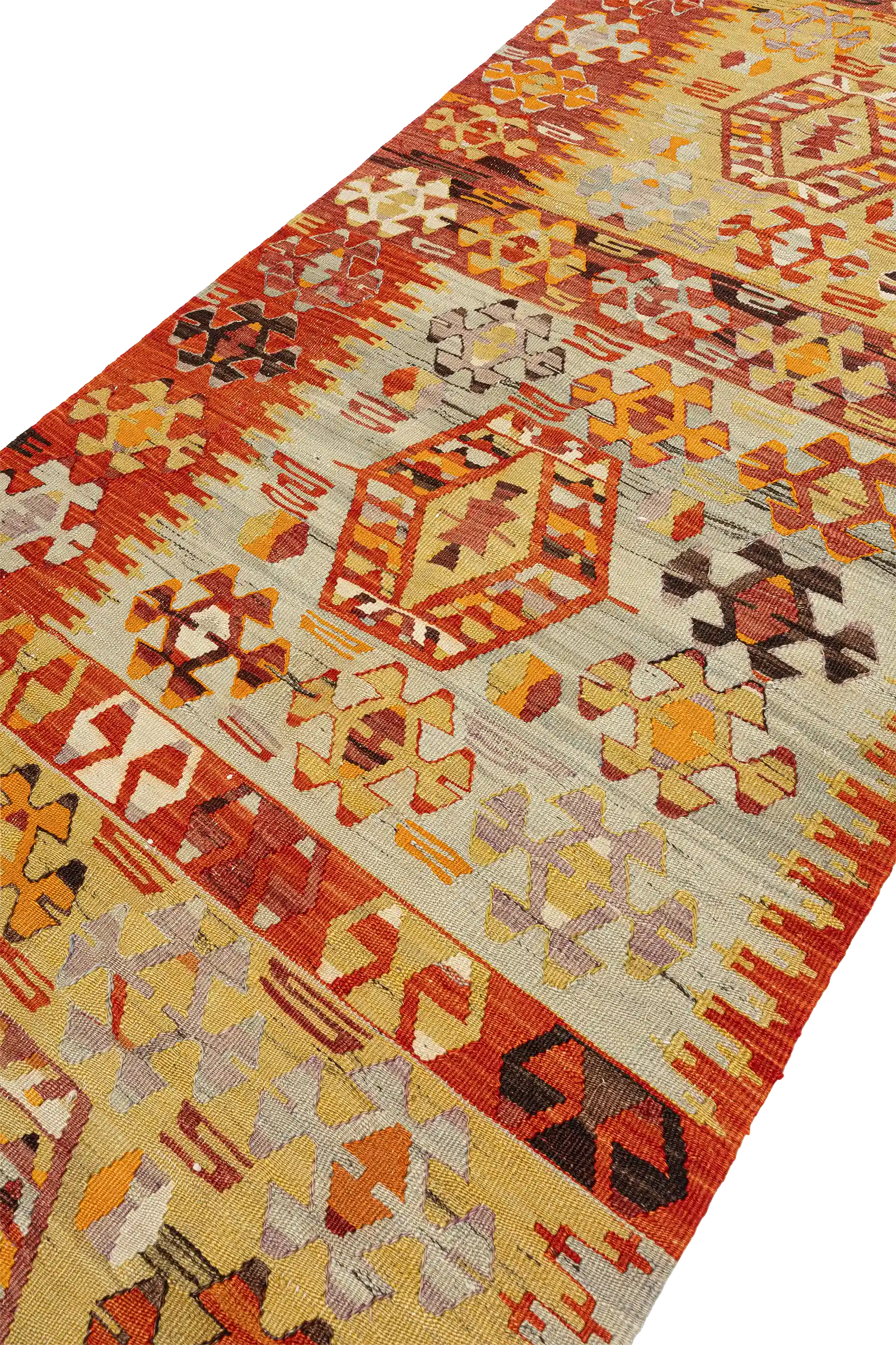 Diagonale Ansicht mit markanter Darstellung der Kontraste zwischen ockerfarbenen und roten Flächen sowie feinen Farbverläufen, die die verschiedenen Webtechniken betonen.