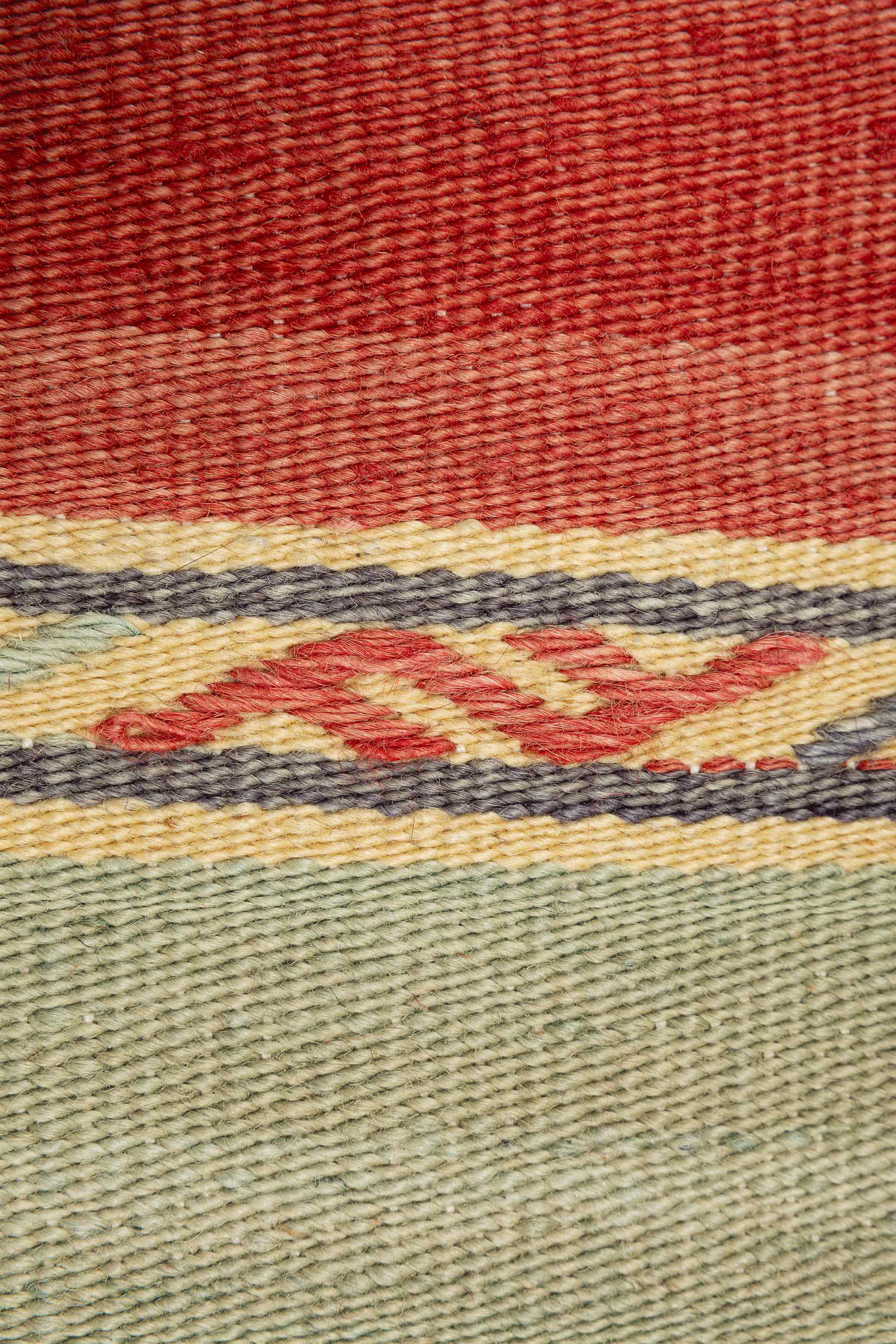 Detailansicht eines Nomadensymbols in Rot auf naturgelbem Streifen – traditionelle Cicim-Stickerei mit handgesponnener Wolle