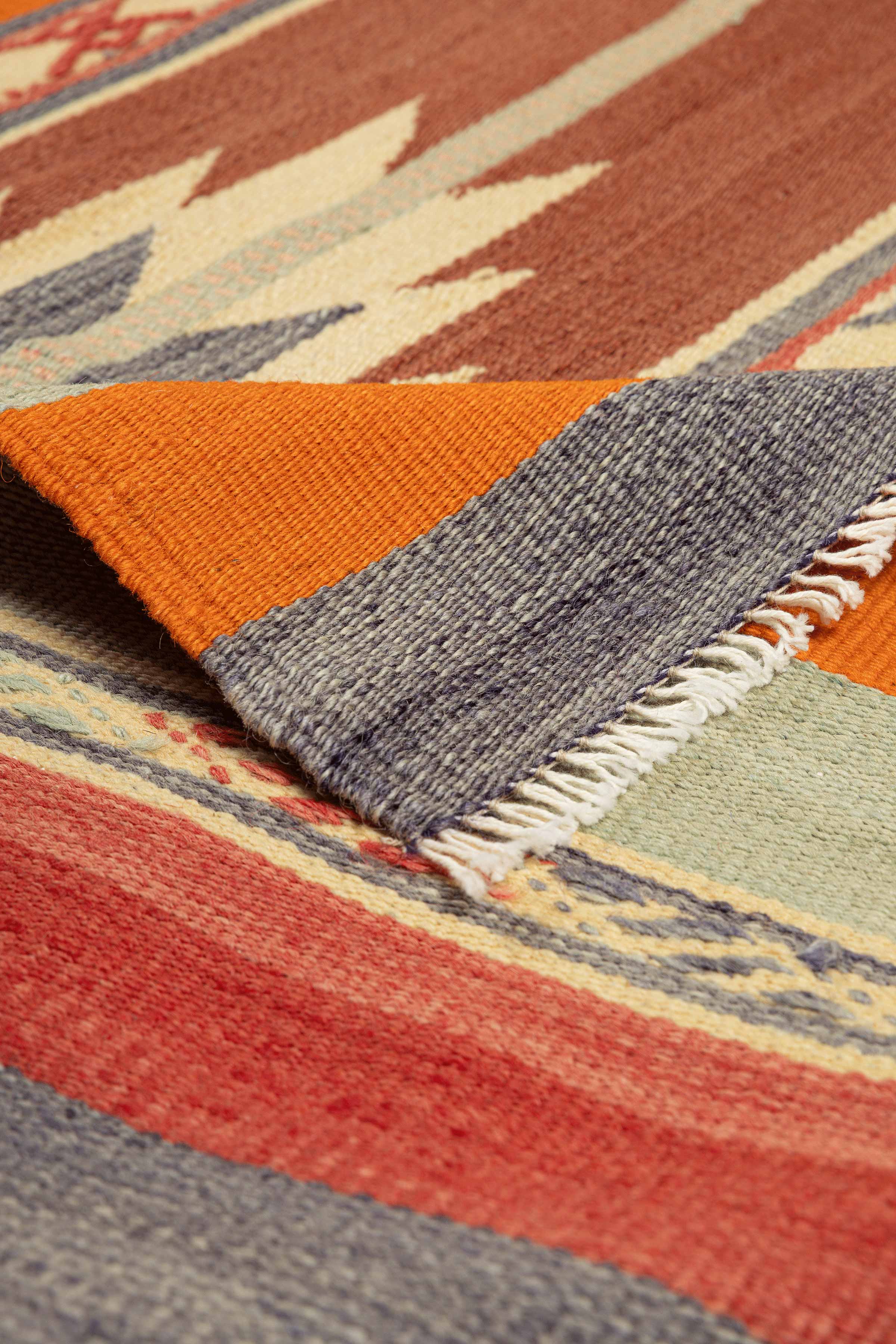 Rückseite des Kelims mit kräftigen Abschlussstreifen und weißen Fransen – zeigt Webdichte und feine Verarbeitung