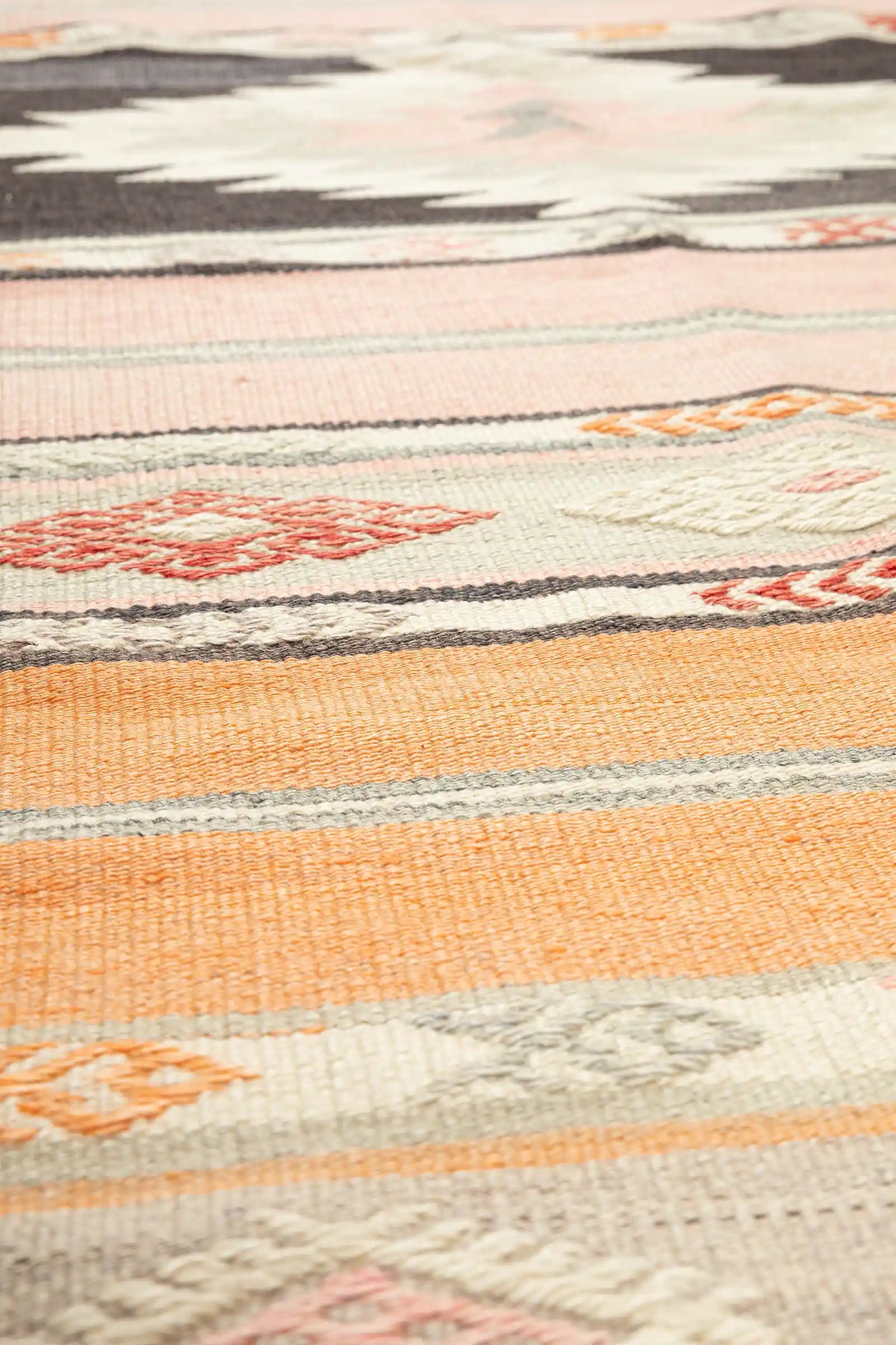 Nahaufnahme der Textur – glatte, fein gewebte Oberfläche mit dichter Webung aus handversponnener Wolle