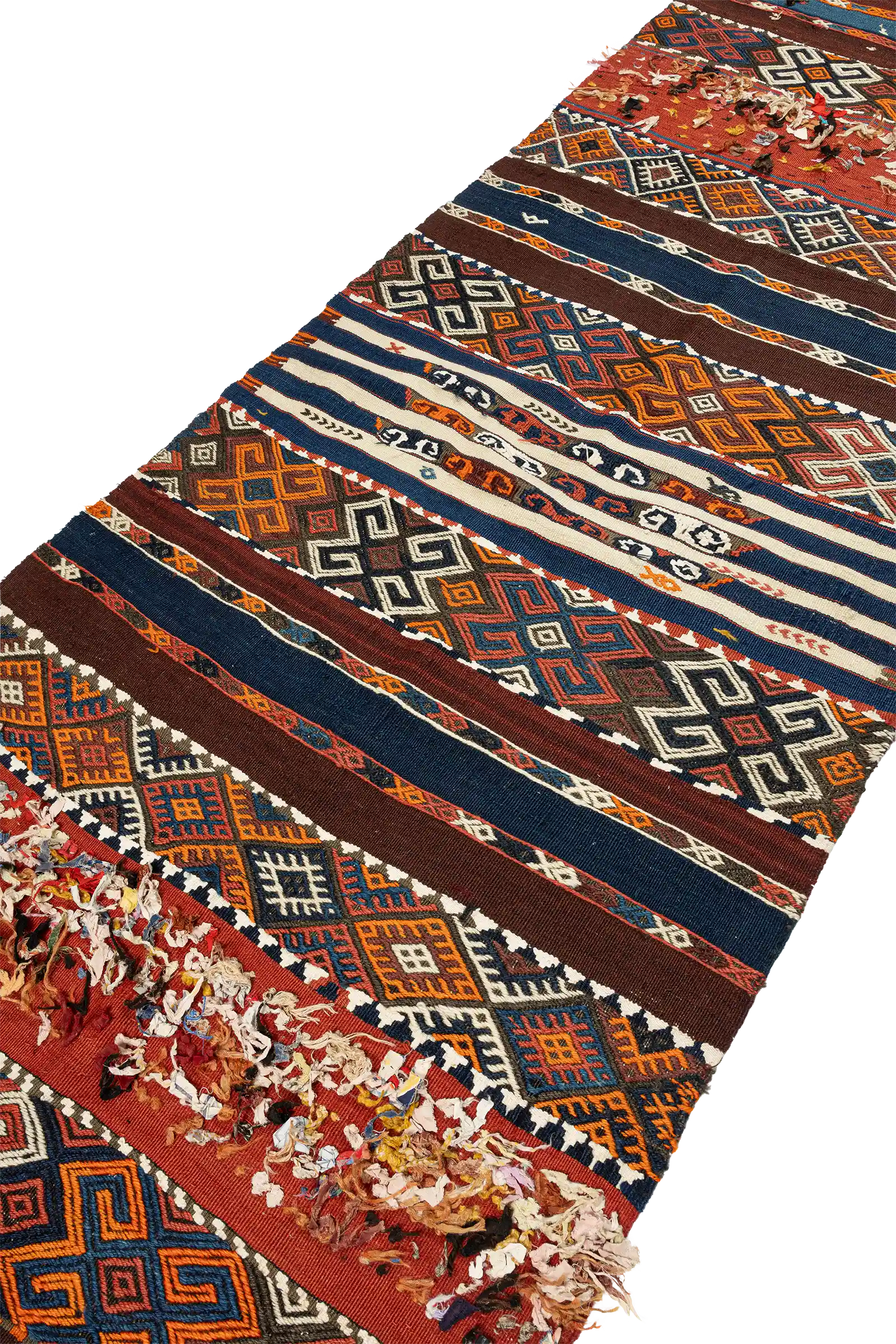 Schräge Seitenansicht des Kilims – zeigt strukturierte Abfolgen und das rhythmische Zusammenspiel von Ornamentik und Raum