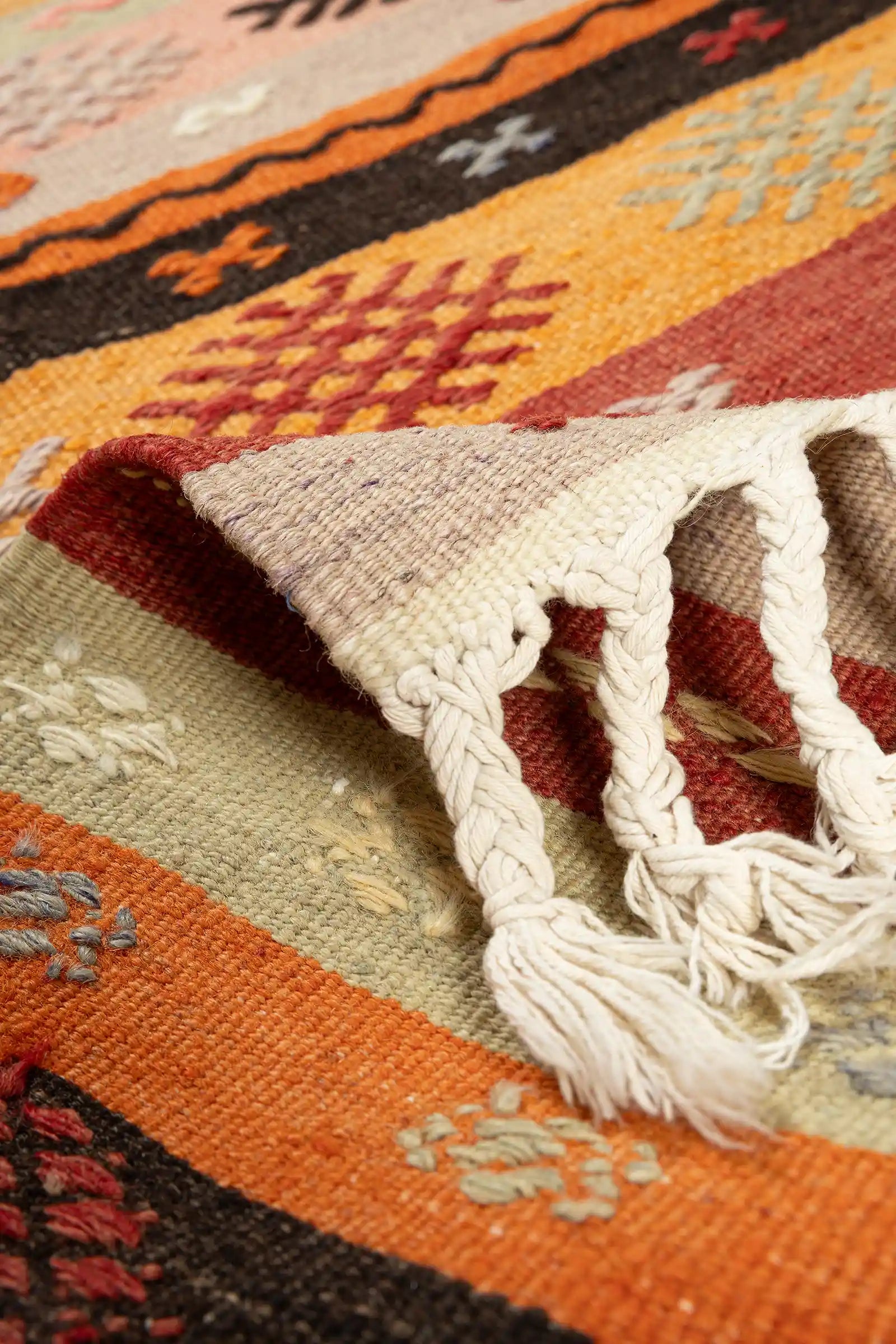 Vorder- und Rückseite im Vergleich – strukturierte Rückseite mit sauberen Webverläufen, Fransenabschluss unregelmäßig und locker ausgeführt