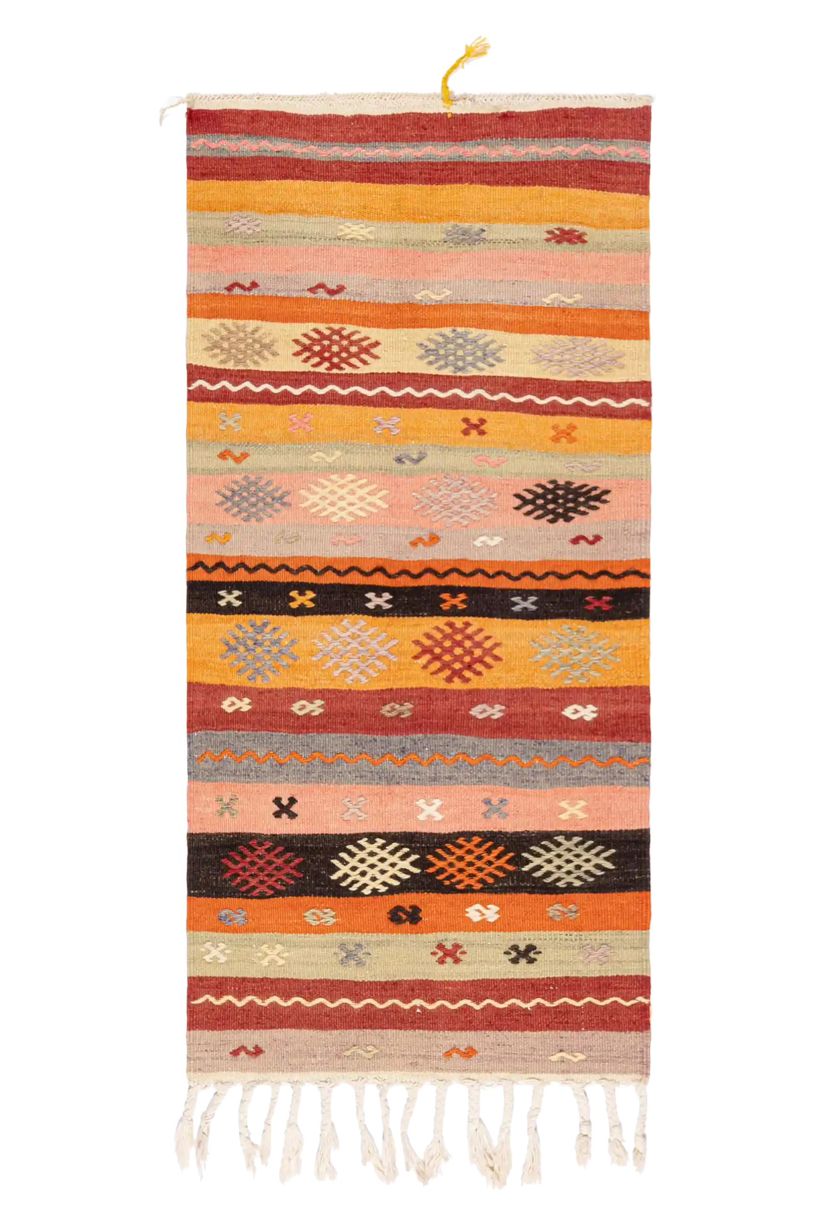 Gesamtansicht des DENIZLI Kilims – schmaler, rechteckiger Kelim mit Streifenaufbau in Gelb, Rosa, Terrakotta und Schwarz, dekoriert mit kleinen geometrischen Musterelementen