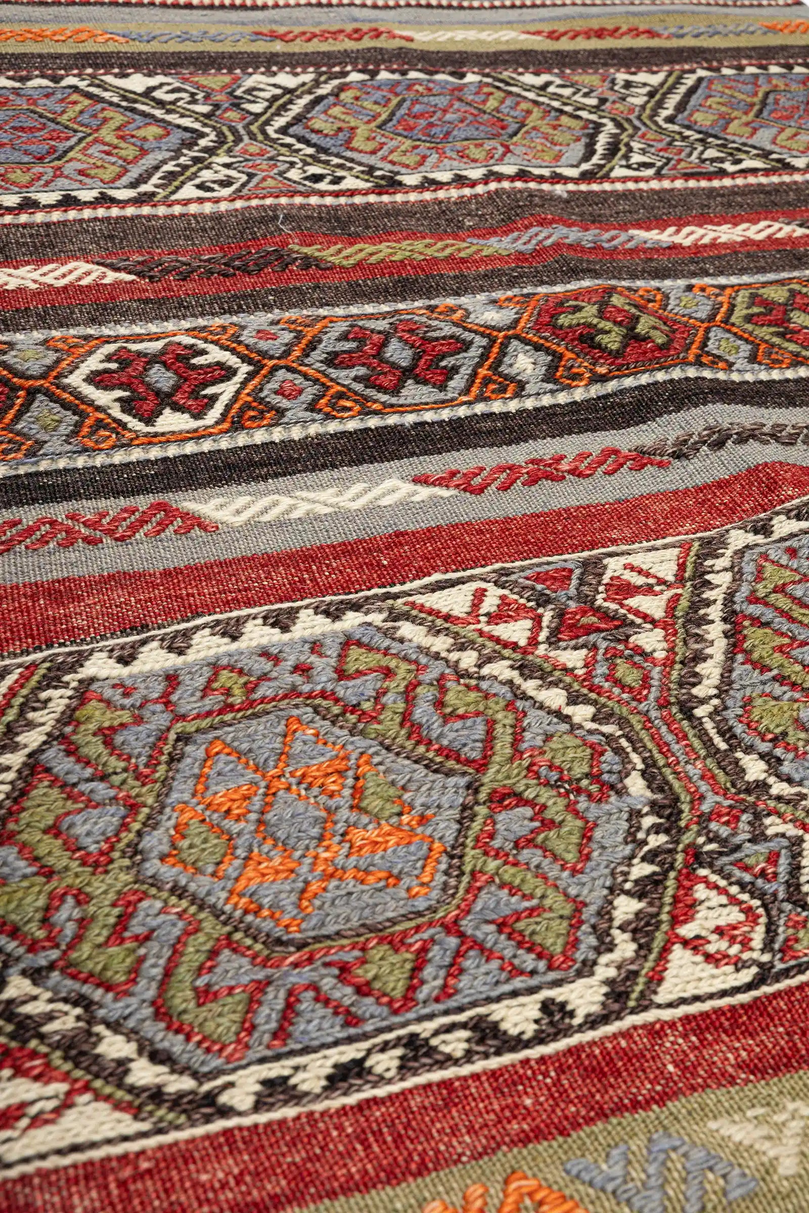 Nahaufnahme der Textur – fein gewebte, leicht erhabene Strukturen mit dichter, fast dreidimensional wirkender Stickung